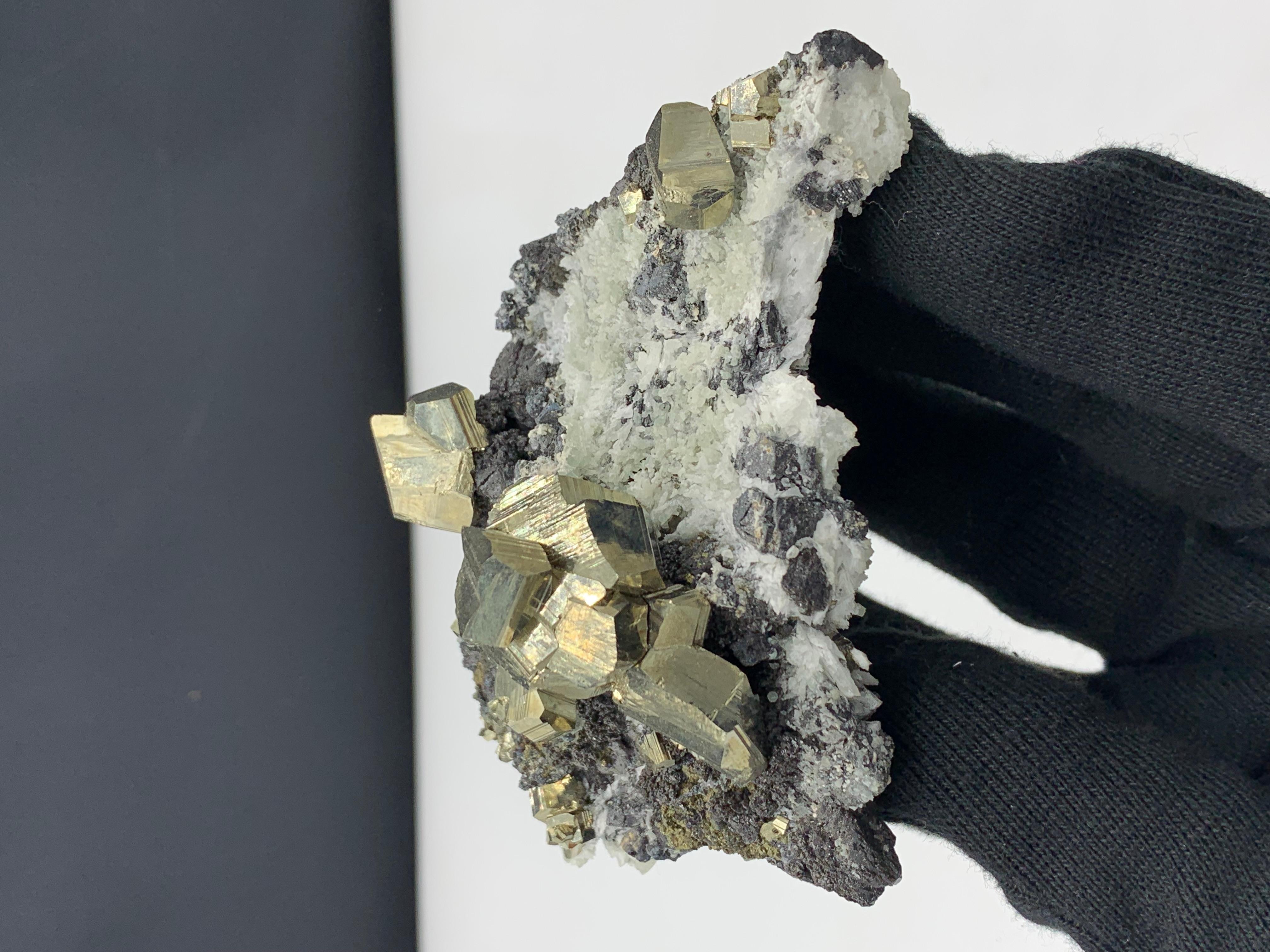 Cristal de roche Spécimen pyrite glamour du Pakistan, 286.37 grammes  en vente