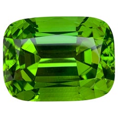 28.65 Carat Natural Loose Apple Green Peridot Cushion Cut Pakistani Gemstone (pierre précieuse pakistanaise de taille coussin)