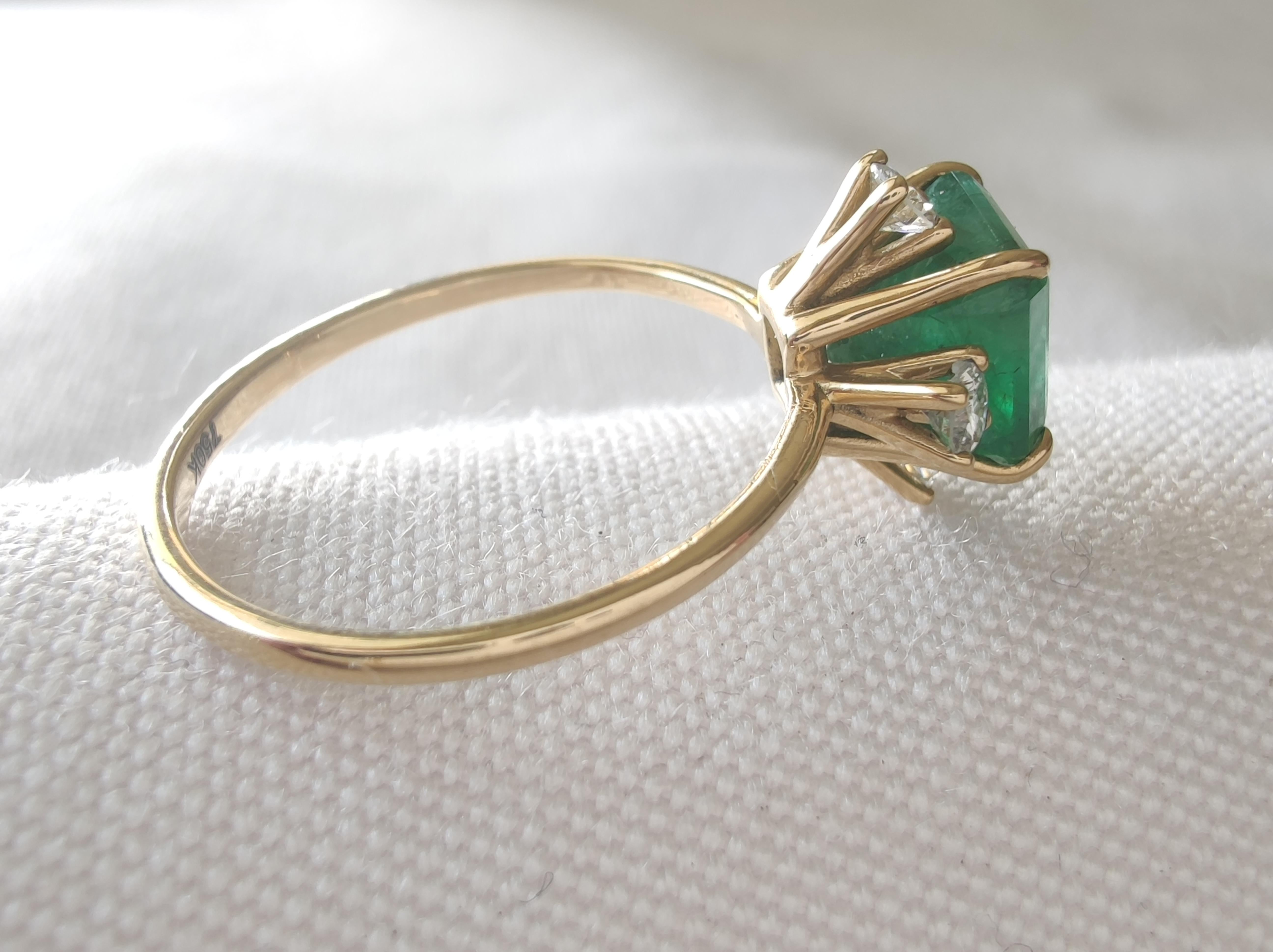 Anillo de cóctel de oro de 18 quilates inspirado en la naturaleza con esmeralda y diamantes de 2,86 quilates - Hecho a mano en venta 4