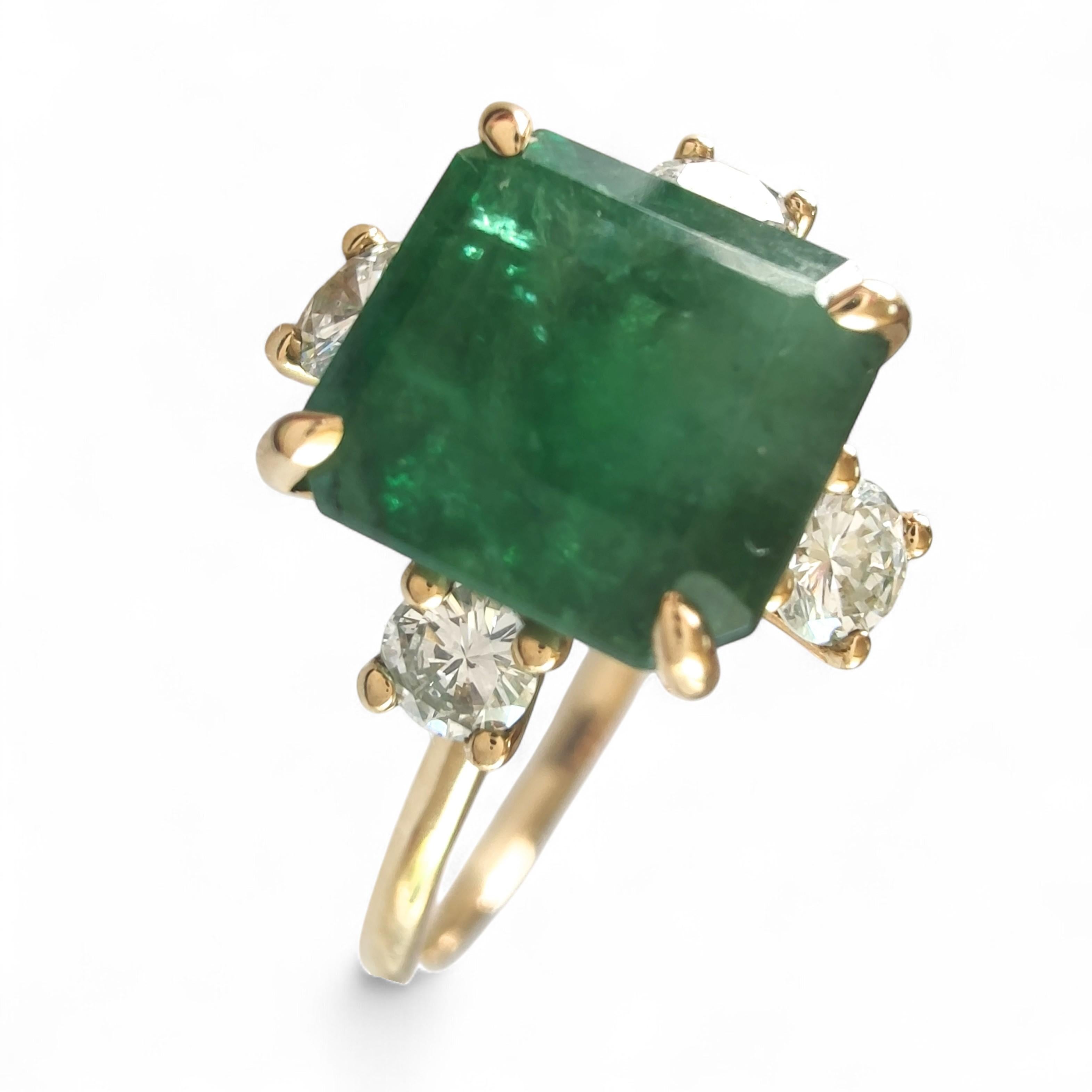 Anillo de cóctel de oro de 18 quilates inspirado en la naturaleza con esmeralda y diamantes de 2,86 quilates - Hecho a mano Contemporáneo en venta