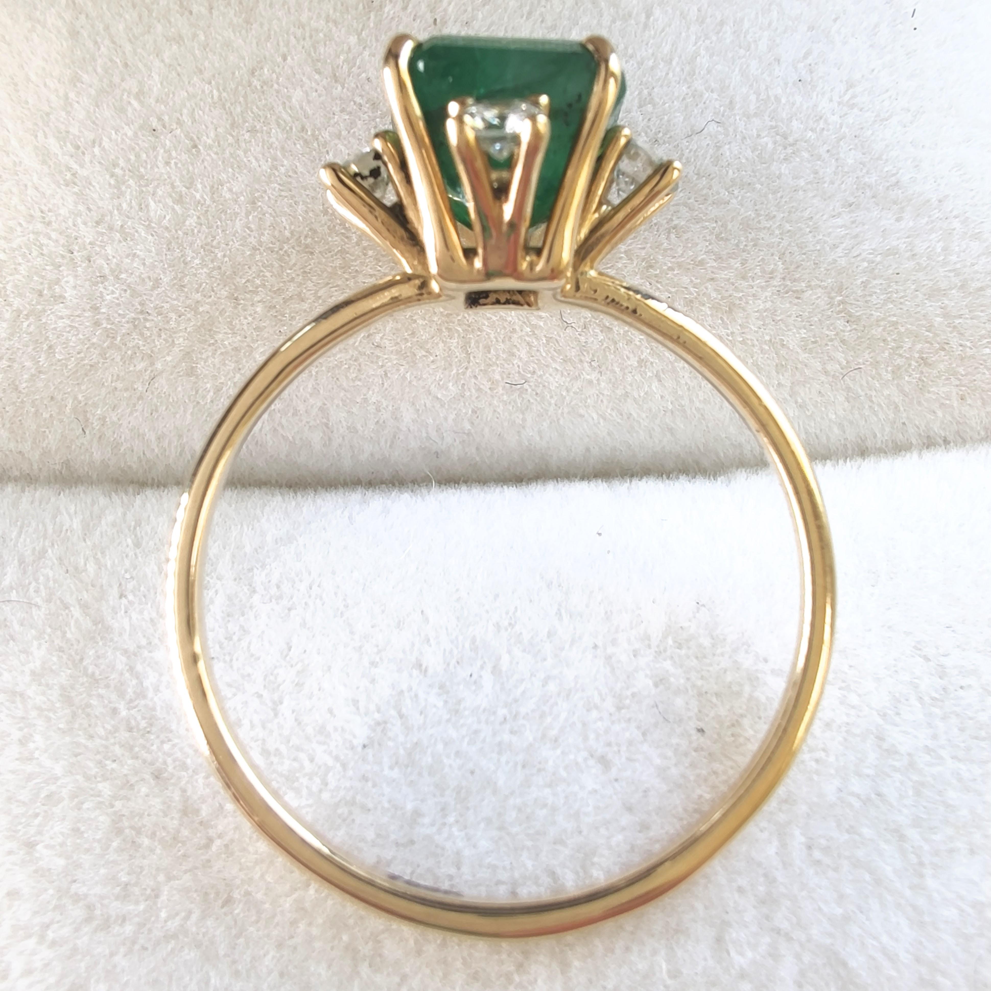 De las mujeres Anillo de cóctel de oro de 18 quilates inspirado en la naturaleza con esmeralda y diamantes de 2,86 quilates - Hecho a mano en venta