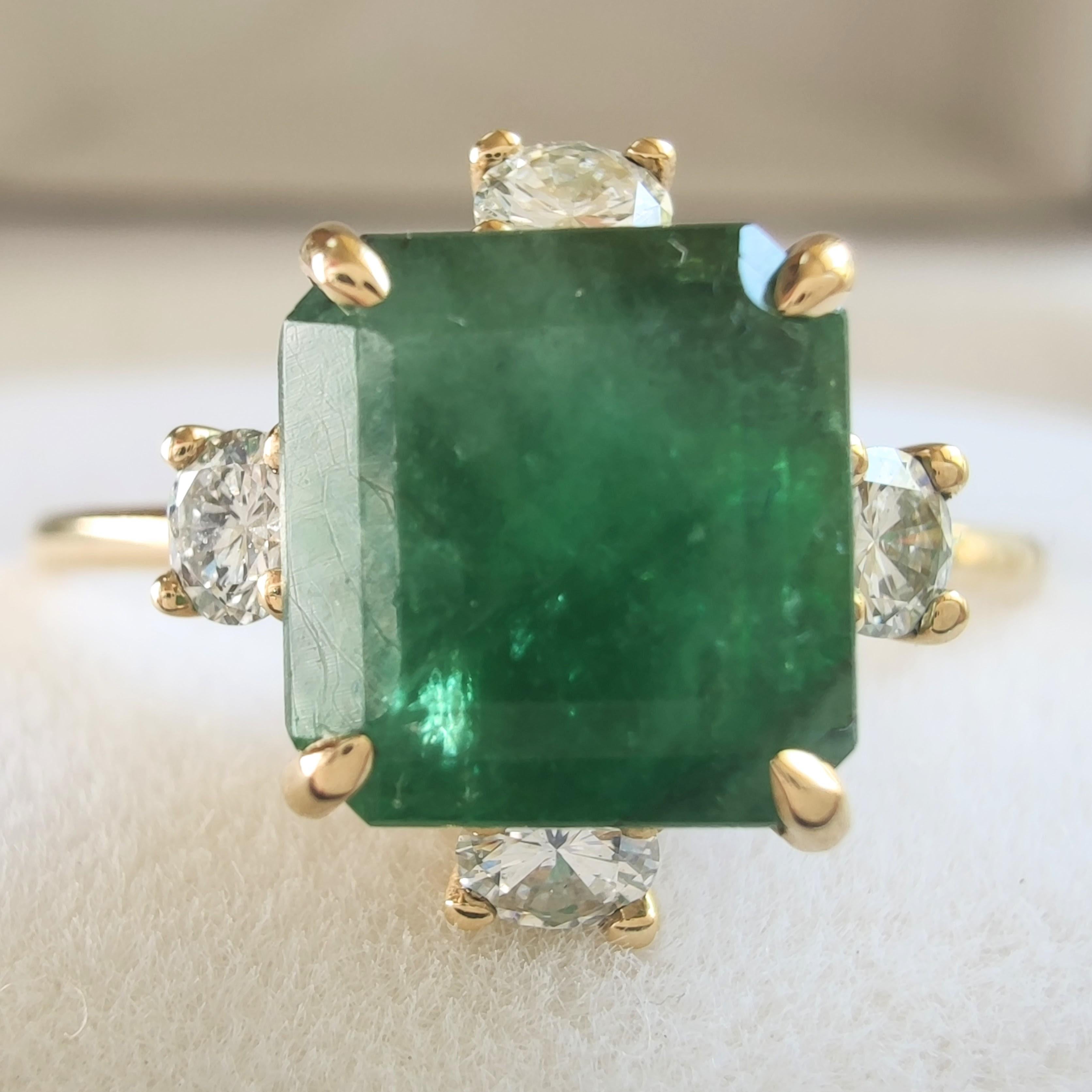 Anillo de cóctel de oro de 18 quilates inspirado en la naturaleza con esmeralda y diamantes de 2,86 quilates - Hecho a mano en venta 1