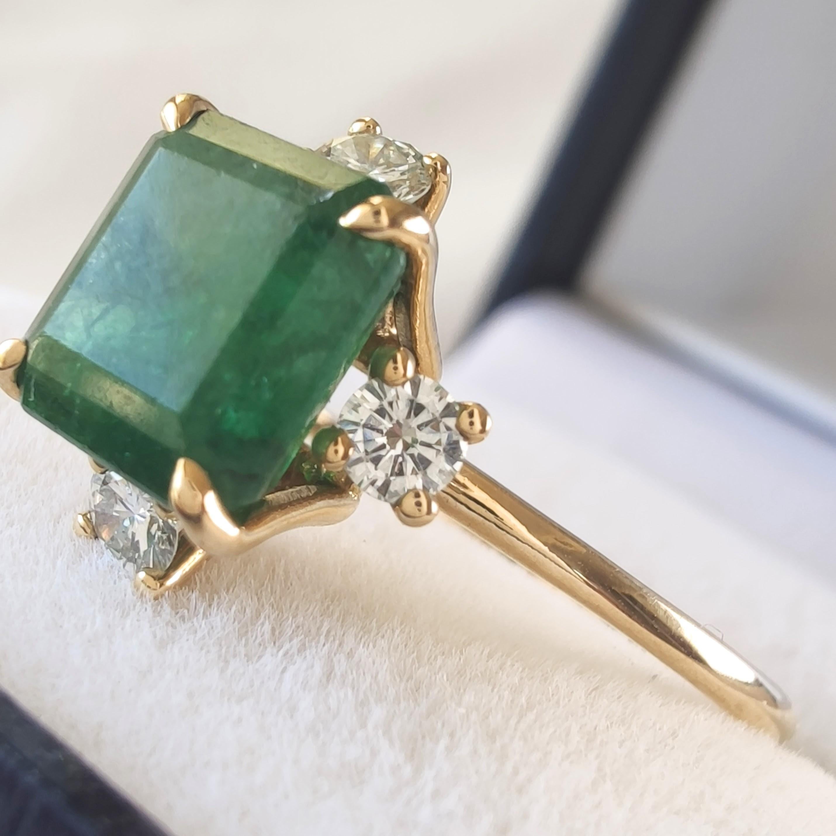 Anillo de cóctel de oro de 18 quilates inspirado en la naturaleza con esmeralda y diamantes de 2,86 quilates - Hecho a mano en venta 2