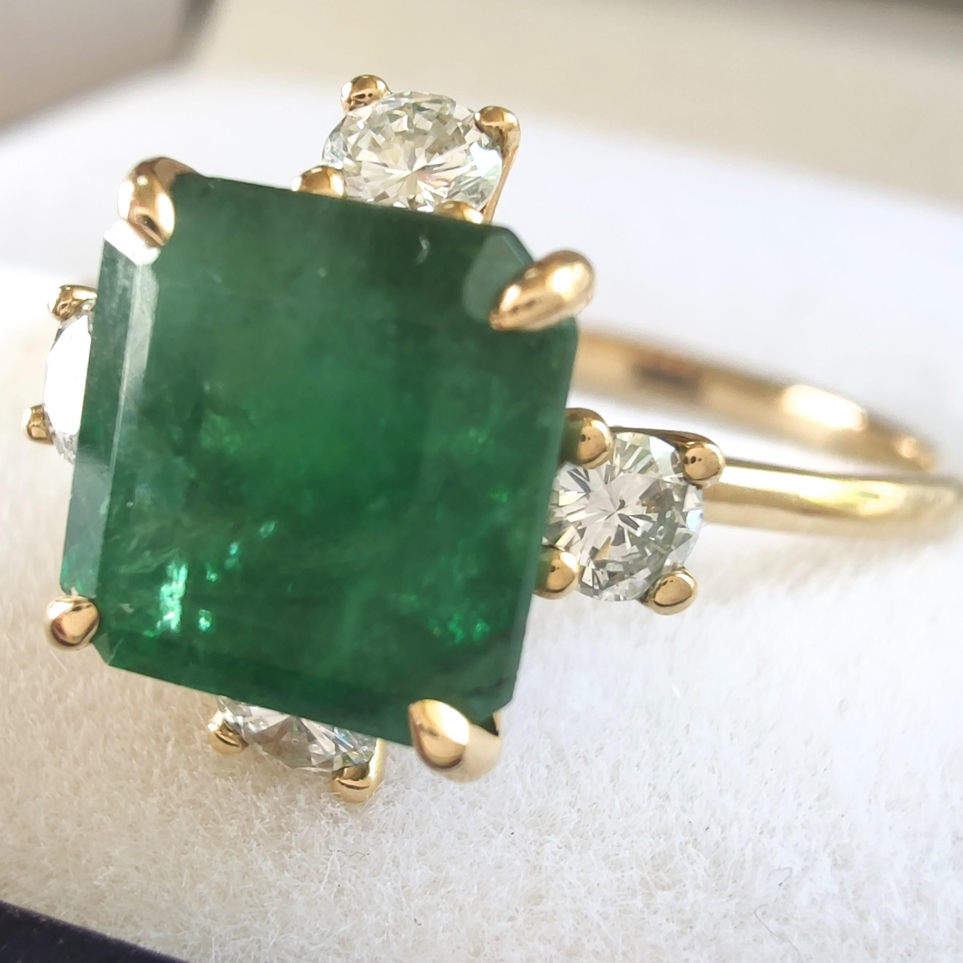 Anillo de cóctel de oro de 18 quilates inspirado en la naturaleza con esmeralda y diamantes de 2,86 quilates - Hecho a mano en venta 3