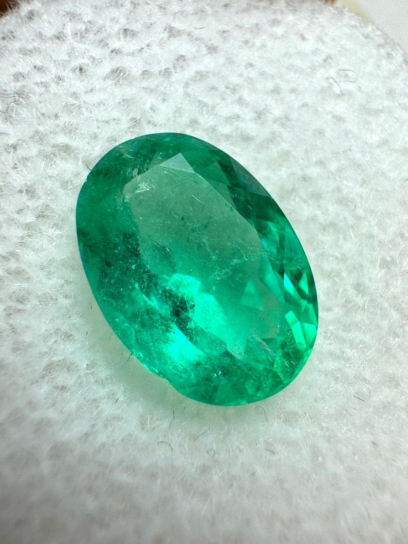 A. Stone: Smeraldo
Peso: 2,87 carati
Forma: Taglio ovale
Chiarezza: Trasparente
Lucentezza: Molto buono
Colore: verde
Misure: 11 mm x 7,88 mm x 5,37 mm
Origine geografica: Colombia
Trattamento: Naturale, oliatura

Commenti: A causa delle condizioni
