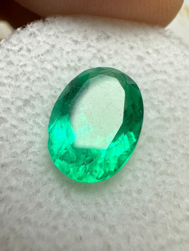 Moderno Smeraldo colombiano verde vibrante di 2,87 carati 11x8 mm con taglio ovale - Gemma del mese di maggio in vendita