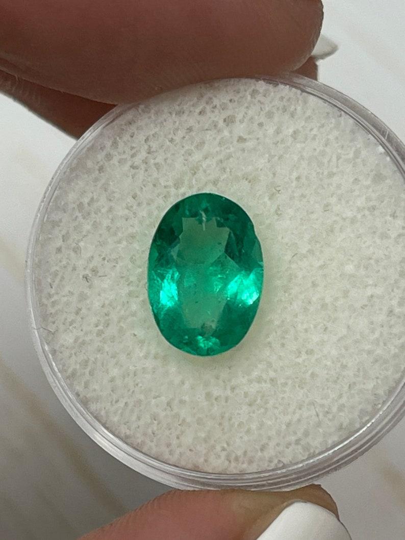 Taglio ovale Smeraldo colombiano verde vibrante di 2,87 carati 11x8 mm con taglio ovale - Gemma del mese di maggio in vendita