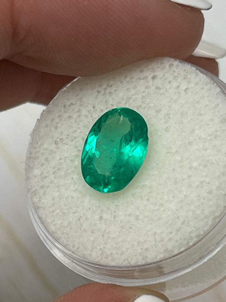 Smeraldo colombiano verde vibrante di 2,87 carati 11x8 mm con taglio ovale - Gemma del mese di maggio In condizioni Nuovo in vendita a Jupiter, FL