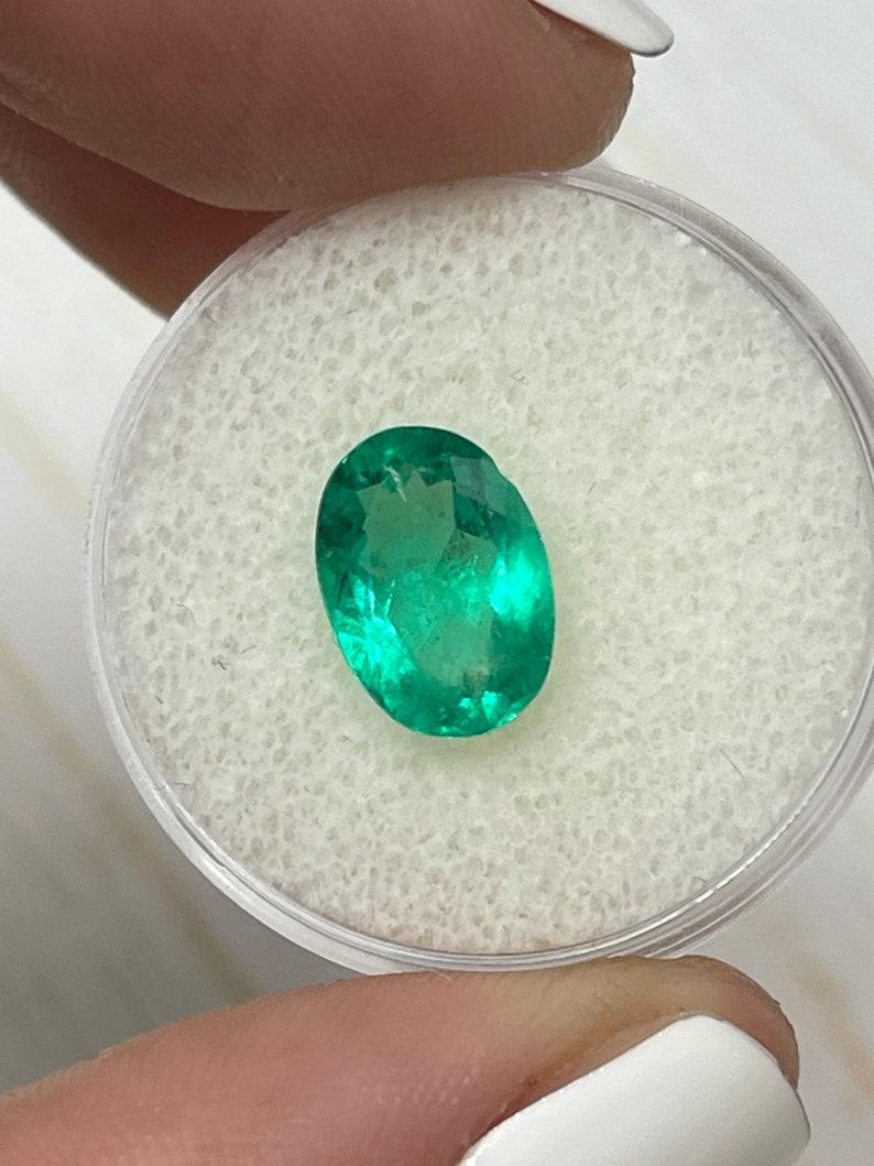 Smeraldo colombiano verde vibrante di 2,87 carati 11x8 mm con taglio ovale - Gemma del mese di maggio in vendita 1