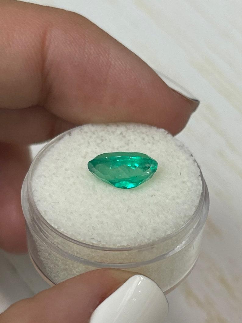 Smeraldo colombiano verde vibrante di 2,87 carati 11x8 mm con taglio ovale - Gemma del mese di maggio in vendita 2