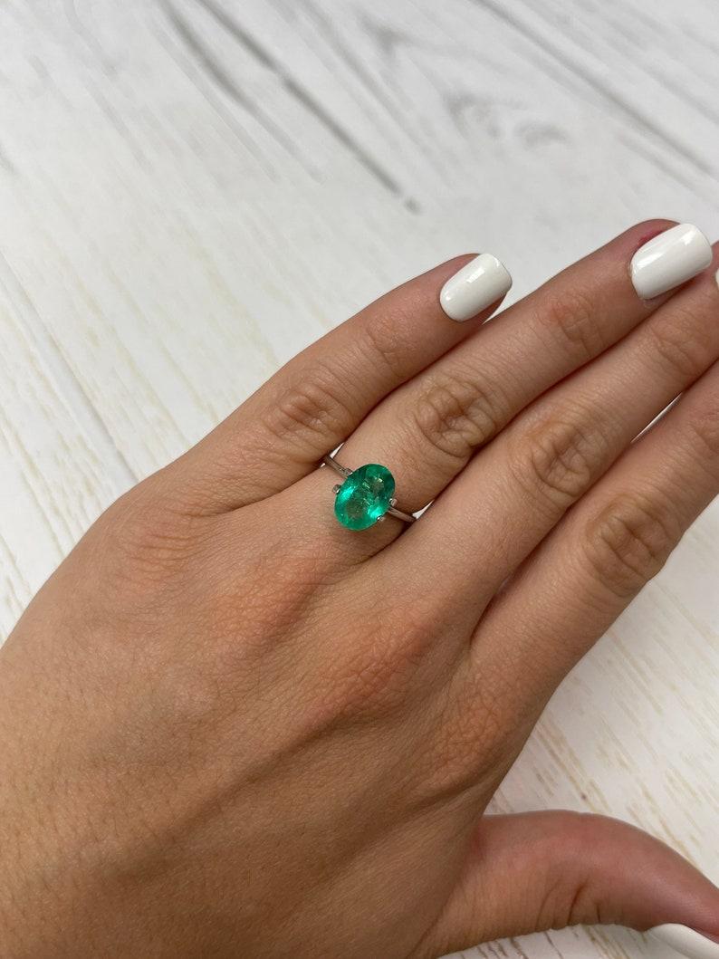 Smeraldo colombiano verde vibrante di 2,87 carati 11x8 mm con taglio ovale - Gemma del mese di maggio in vendita 3