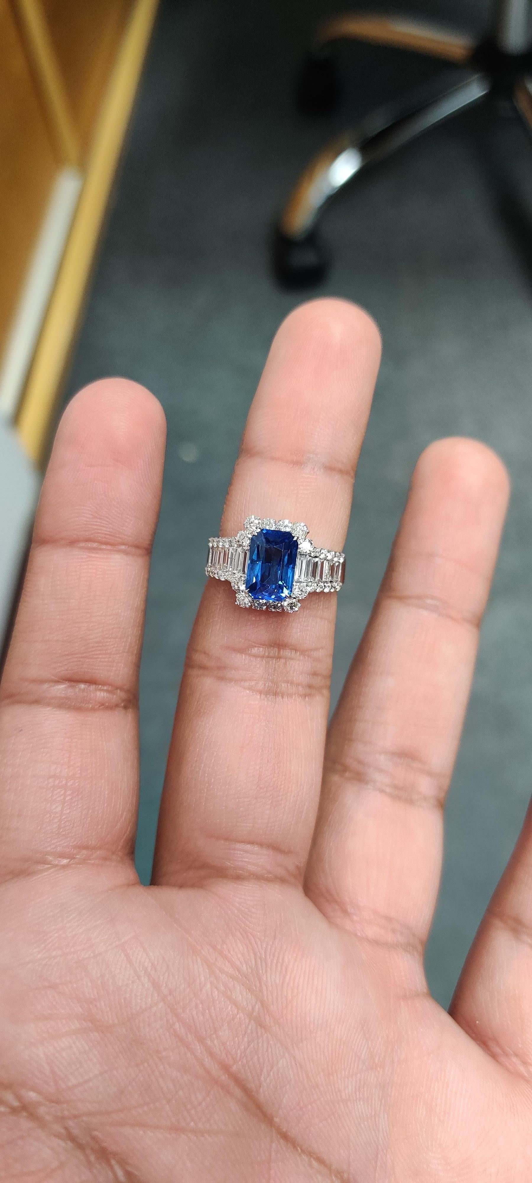 Voici notre magnifique bague en saphir de 2,87 carats ! C'est une véritable beauté, fabriquée avec soin dans les moindres détails. La pièce maîtresse est un saphir époustouflant entouré de diamants étincelants, le tout serti sur un brillant bracelet