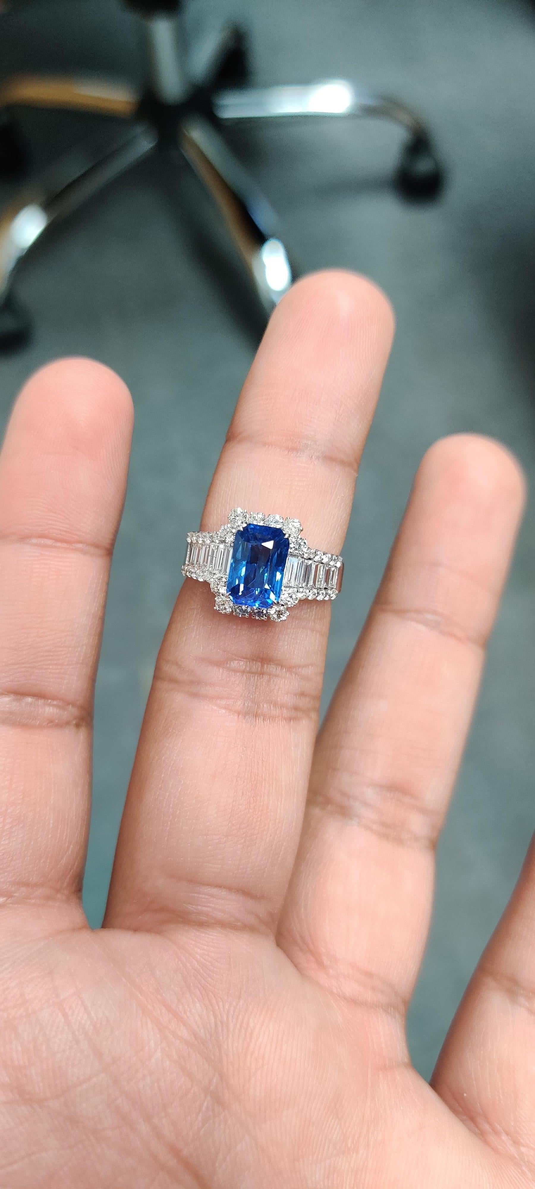 Art déco Bague cocktail saphir bleu de Ceylan de 2,87 carats et diamant en vente