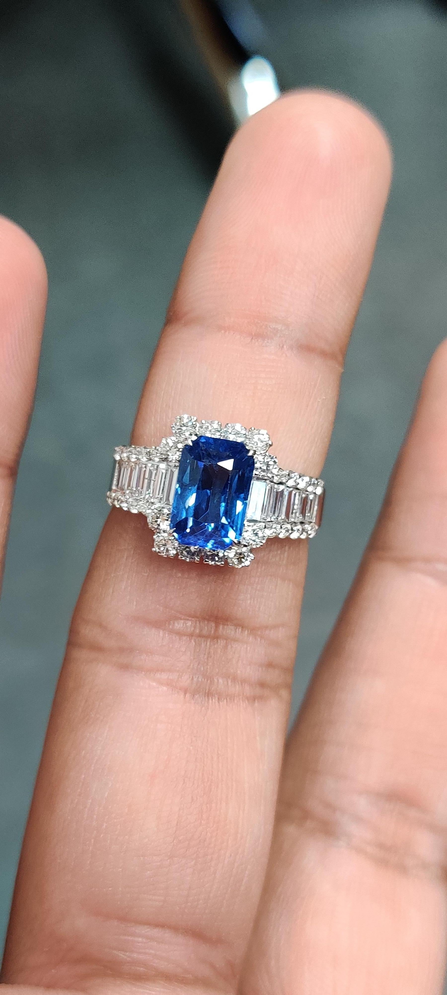 2.87 Carat Ceylon Blue Sapphire Diamond Cocktail Ring In New Condition For Sale In Bangkok, TH