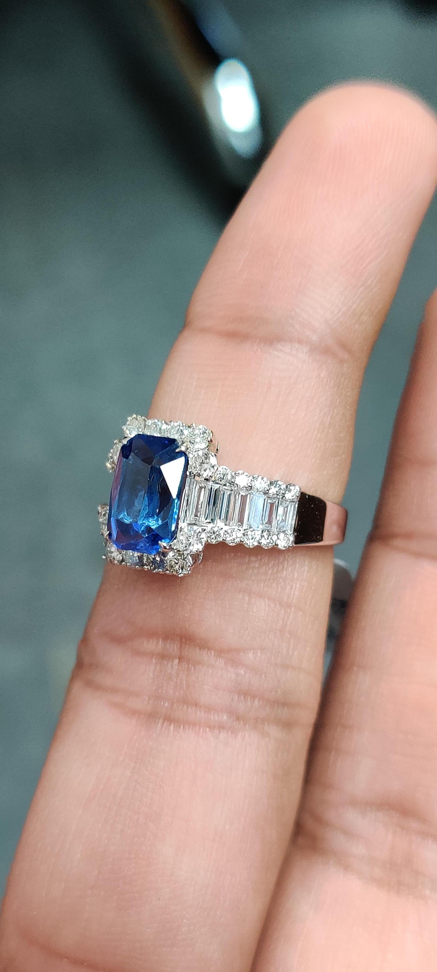 Bague cocktail saphir bleu de Ceylan de 2,87 carats et diamant Pour femmes en vente