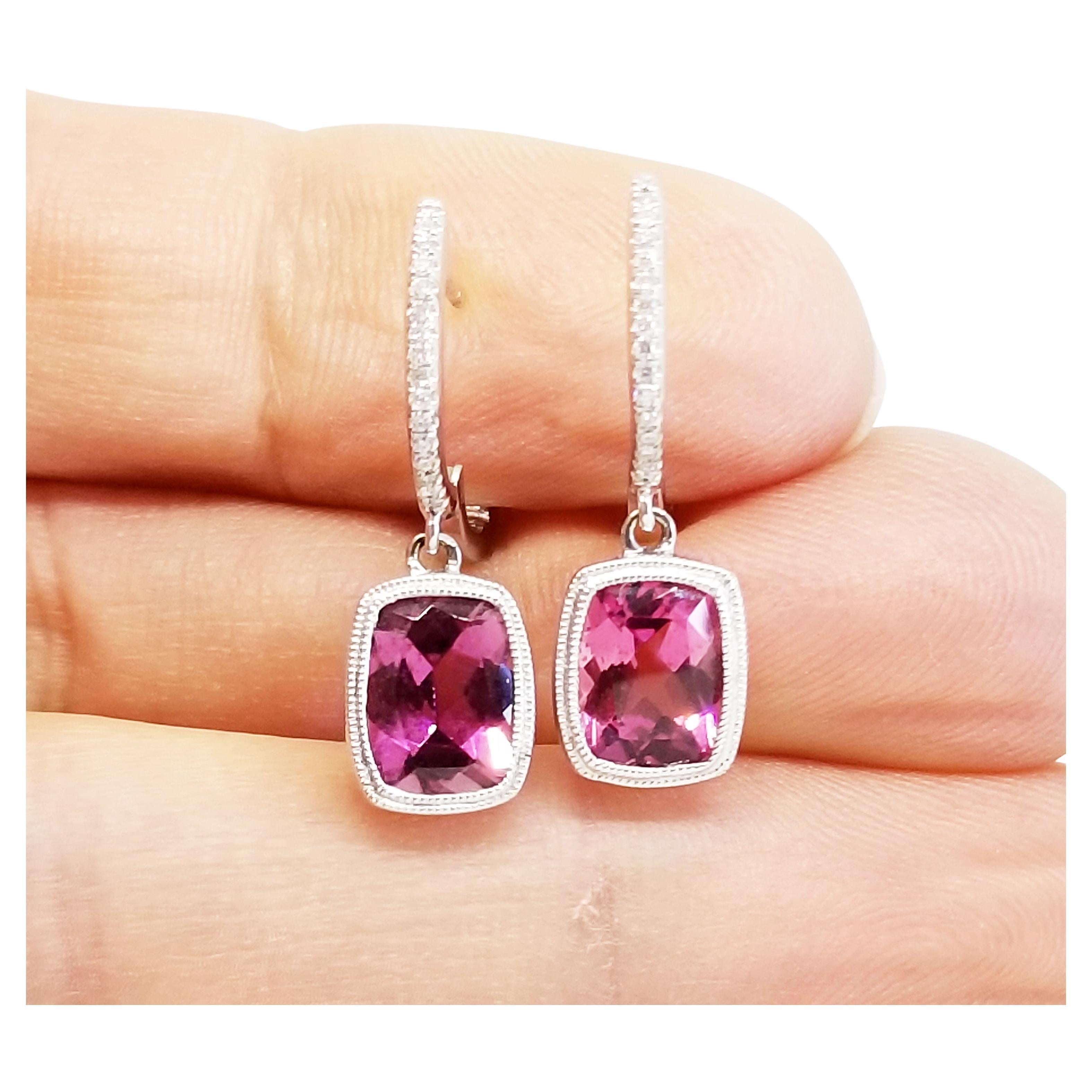 Estos mini pendientes de aro con diamantes presentan gotas de turmalina rosa facetada, de talla cojín alargada, engarzadas en biseles dobles Millegrain. Las dos Turmalinas de Calidad Gema son de tono Rosa medio y tienen un peso combinado de 2,87