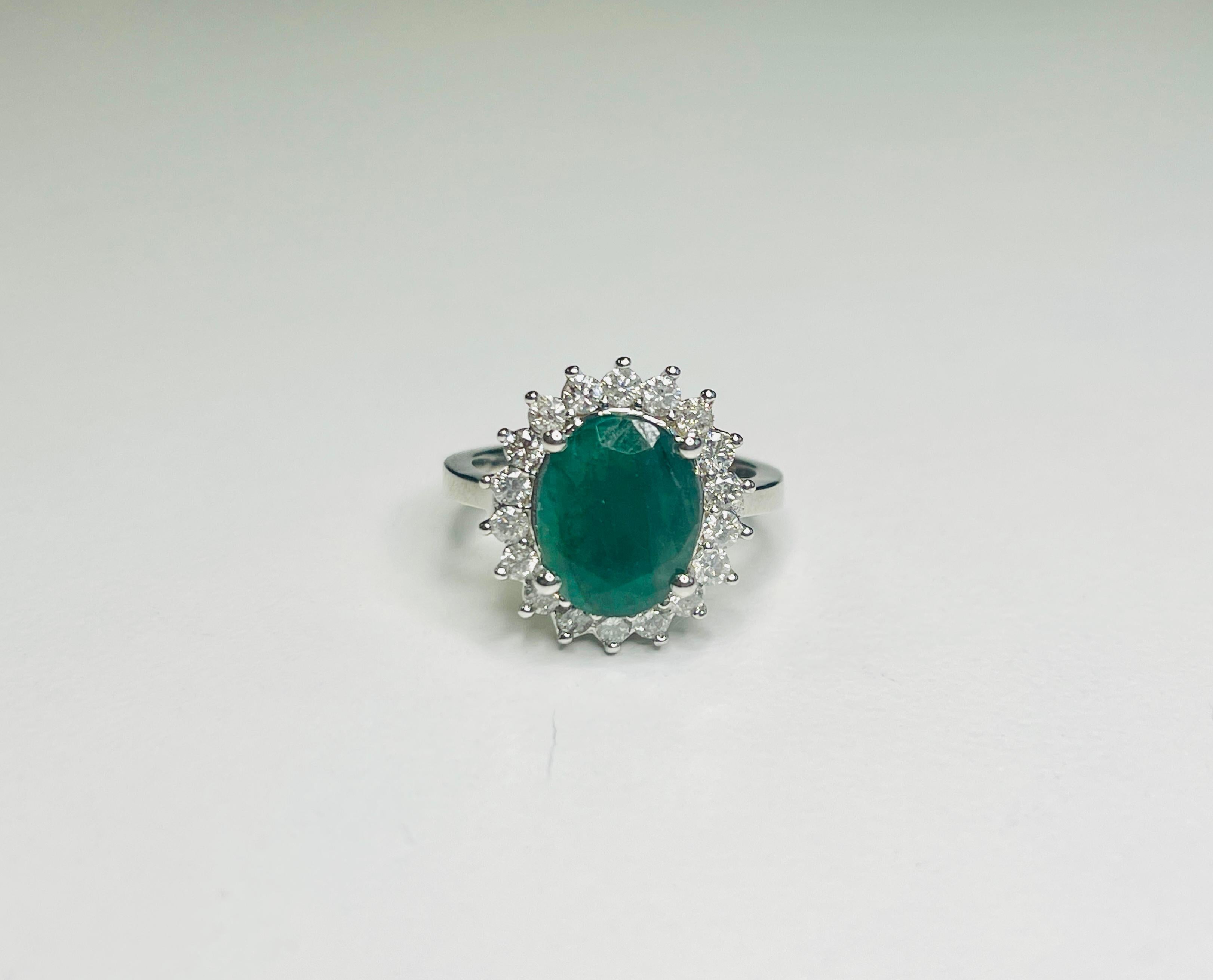 Anillo de oro blanco de 14 quilates con esmeralda y diamante de 2,87 quilates

Este elegante anillo de oro blanco de 14 quilates incluye una esmeralda de 2,87 quilates y 0,75 quilates de diamantes naturales (19 piezas). Con una talla 6,5 y un peso