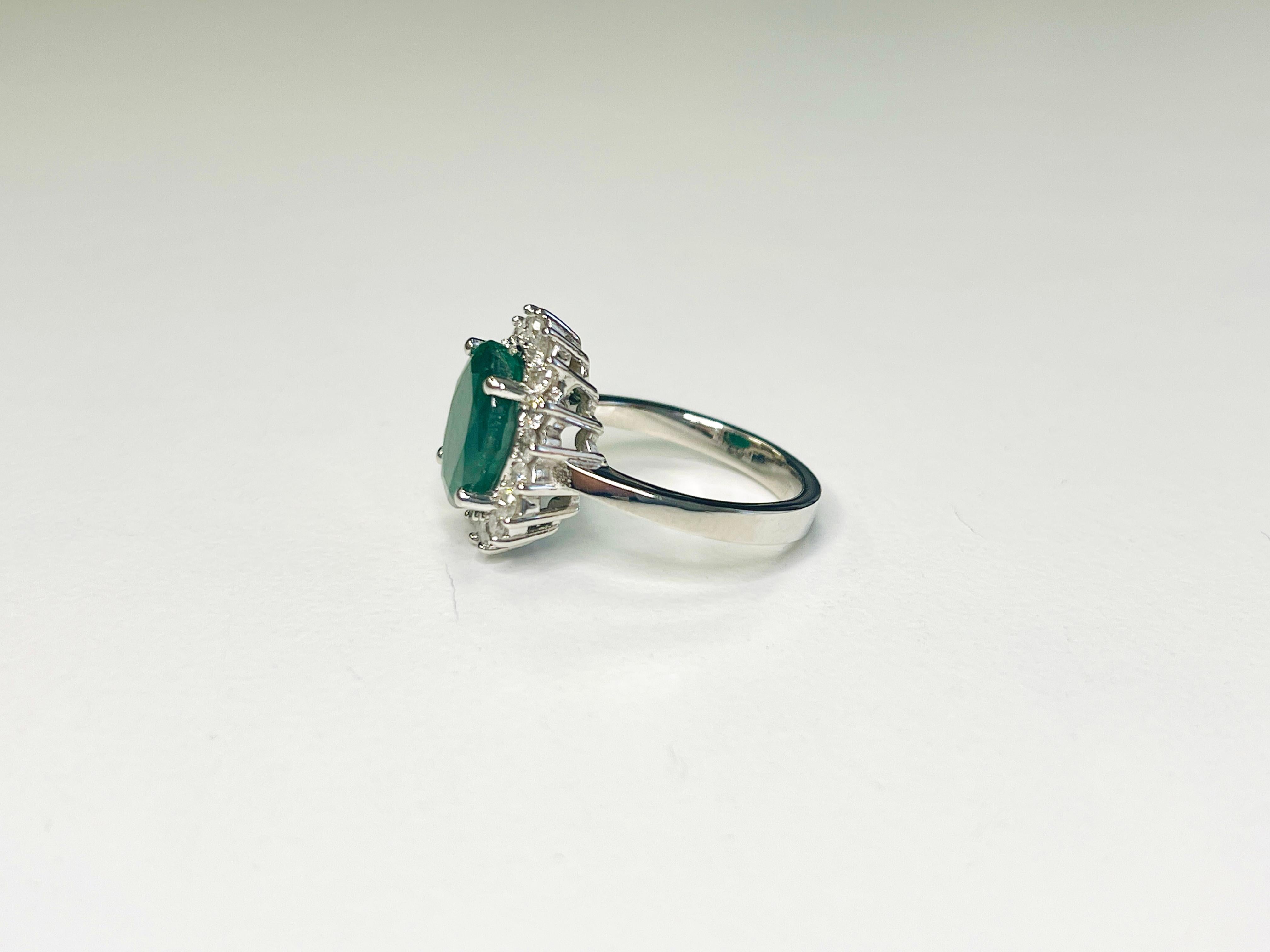 Anillo de oro blanco de 14 quilates con diamante natural esmeralda de 3,62 quilates en Nuevo Estado en Great Neck Plaza, NY