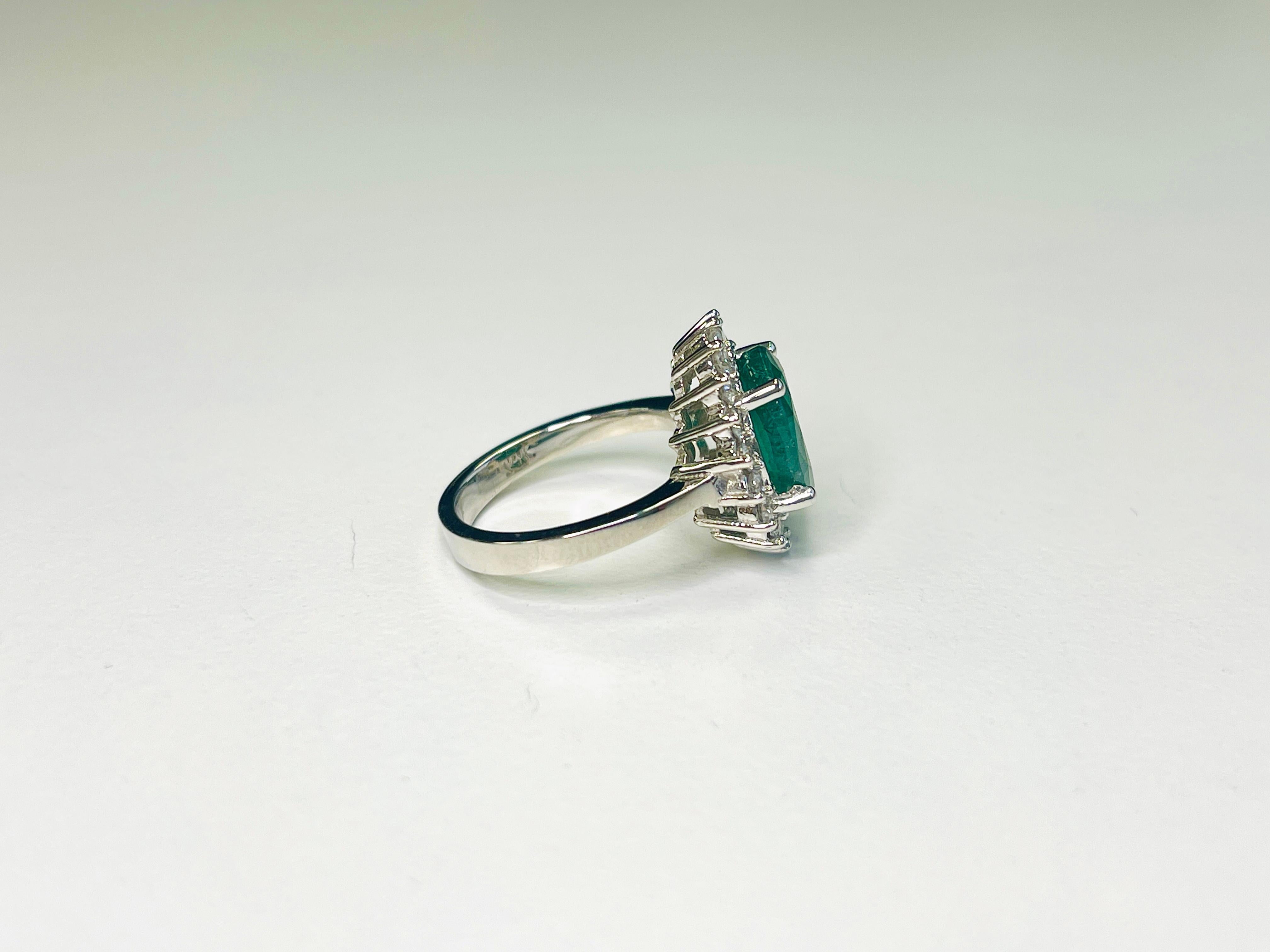2,87 Karat Smaragd-Diamant-Ring aus 14K Weißgold im Angebot 1