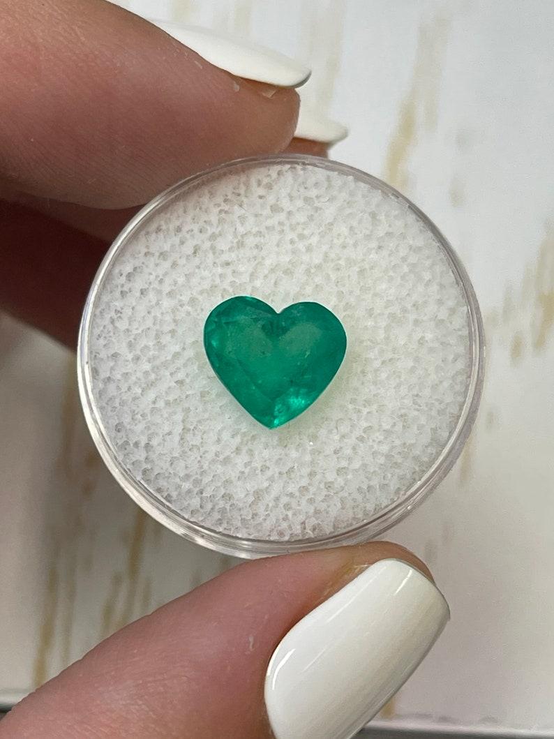 A. Stone: Smeraldo
Peso: 2,87 carati
Forma: Taglio a cuore
Chiarezza: Trasparente
Lucentezza: Molto buono
Colore: verde bluastro medio
Misure: 9,13 mm x 10,06 mm x 5,83 mm
Origine geografica: Colombia
Trattamento: Naturale, oliatura

Commenti: A