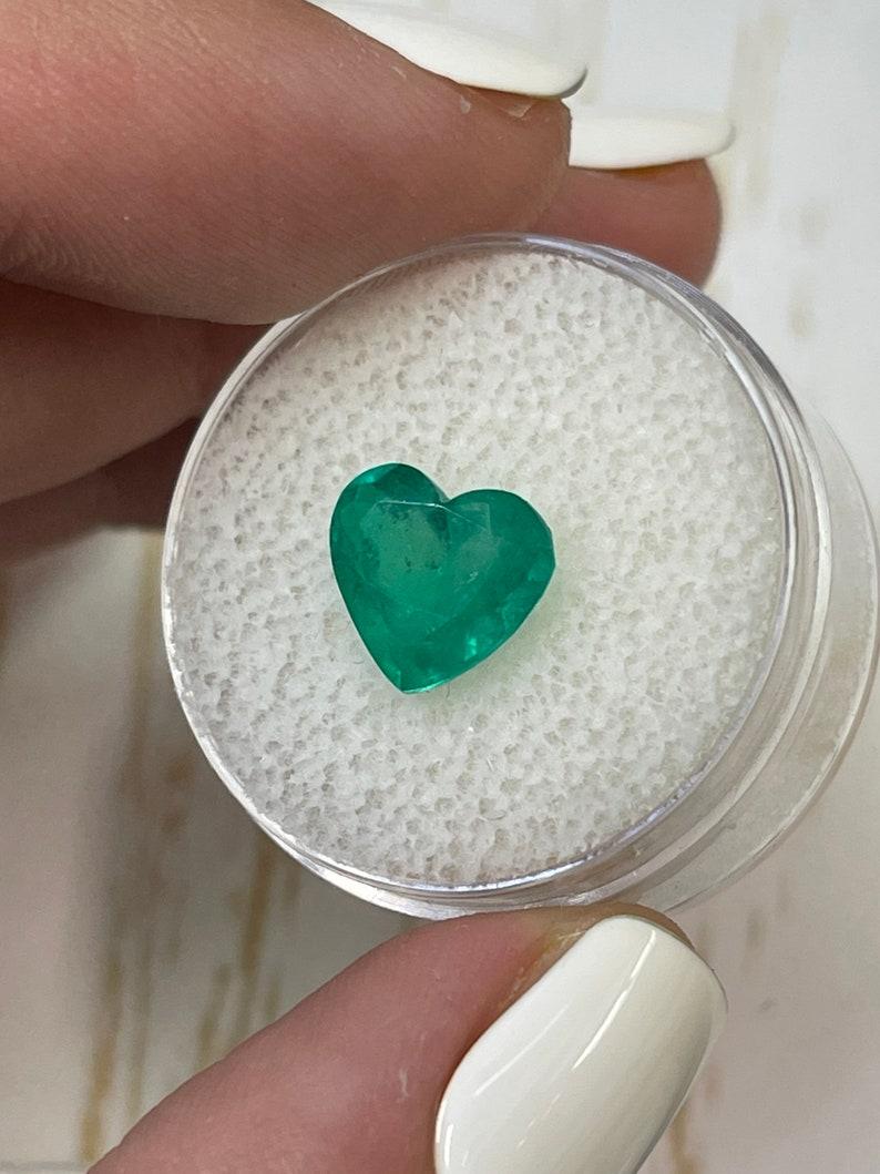 Moderno Smeraldo colombiano taglio cuore da 2.87 carati  Gemma sfusa verde brillante 9x10 in vendita