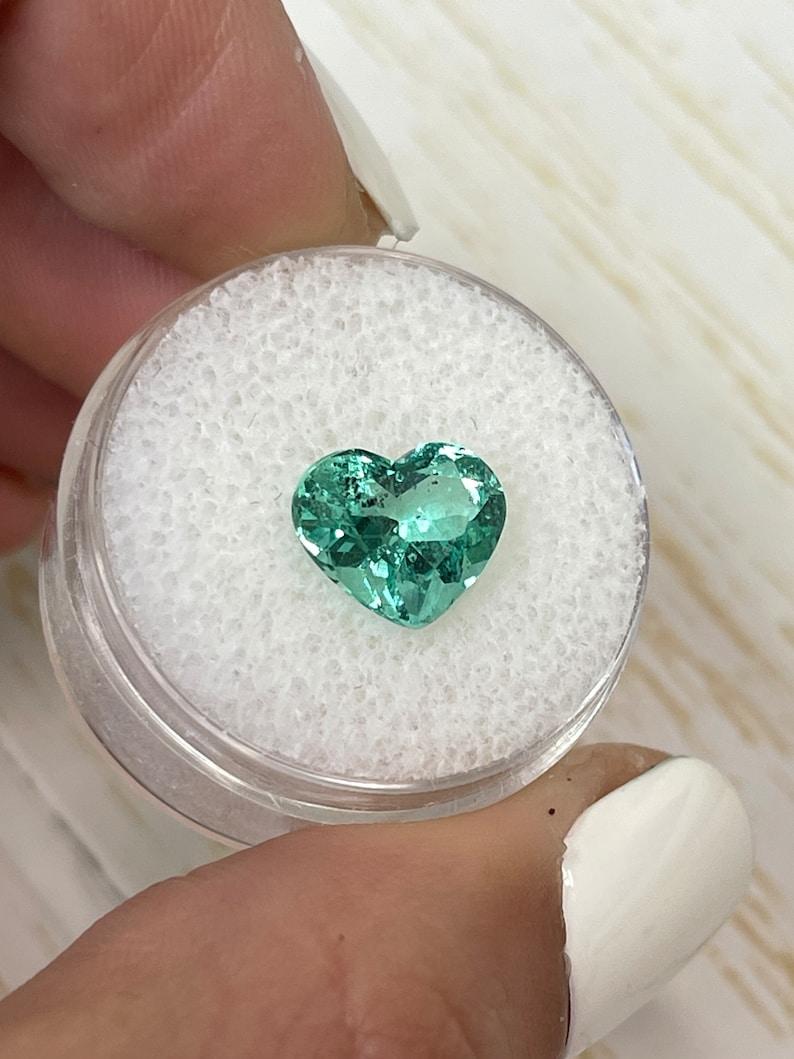 Esmeralda colombiana talla corazón de 2.87 quilates  Piedra Preciosa Lustrosa Verde Claro 9x11 Moderno en venta