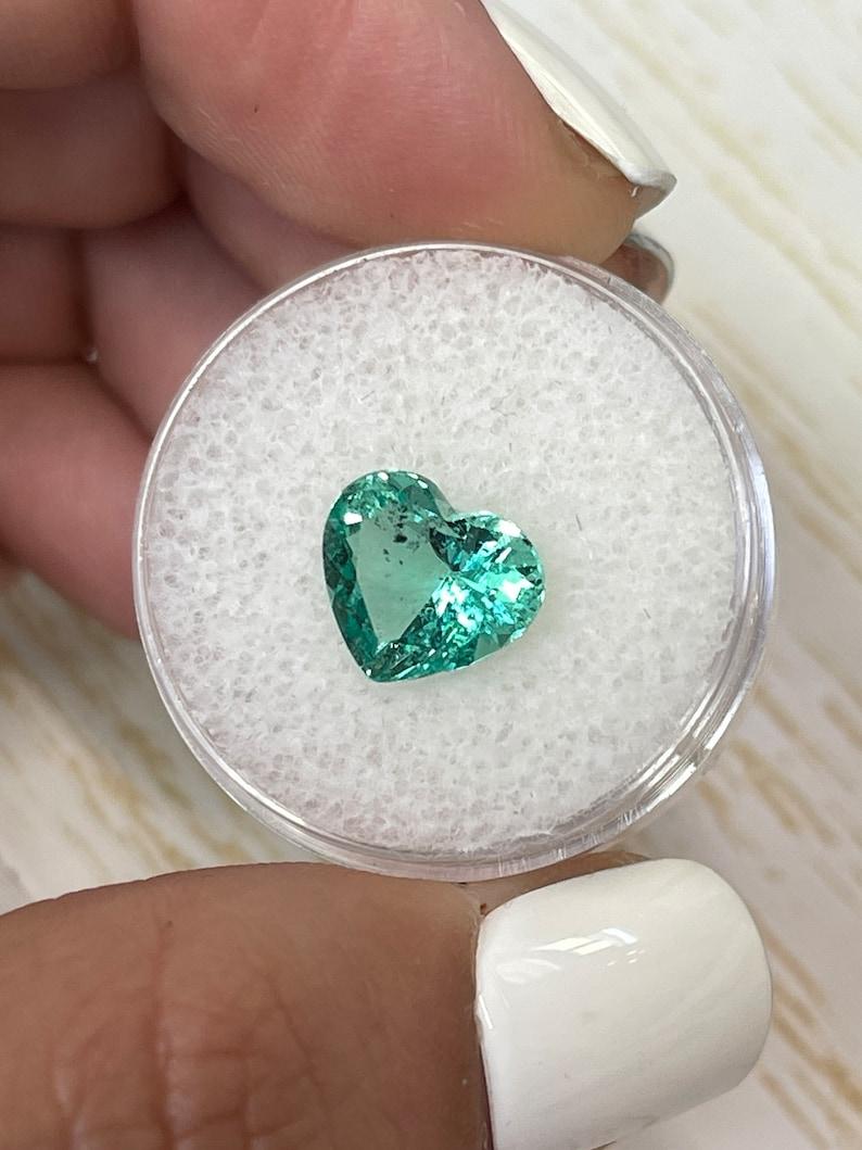 Esmeralda colombiana talla corazón de 2.87 quilates  Piedra Preciosa Lustrosa Verde Claro 9x11 Corte esmeralda en venta