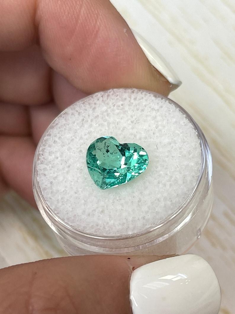 Esmeralda colombiana talla corazón de 2.87 quilates  Piedra Preciosa Lustrosa Verde Claro 9x11 en Nuevo estado para la venta en Jupiter, FL
