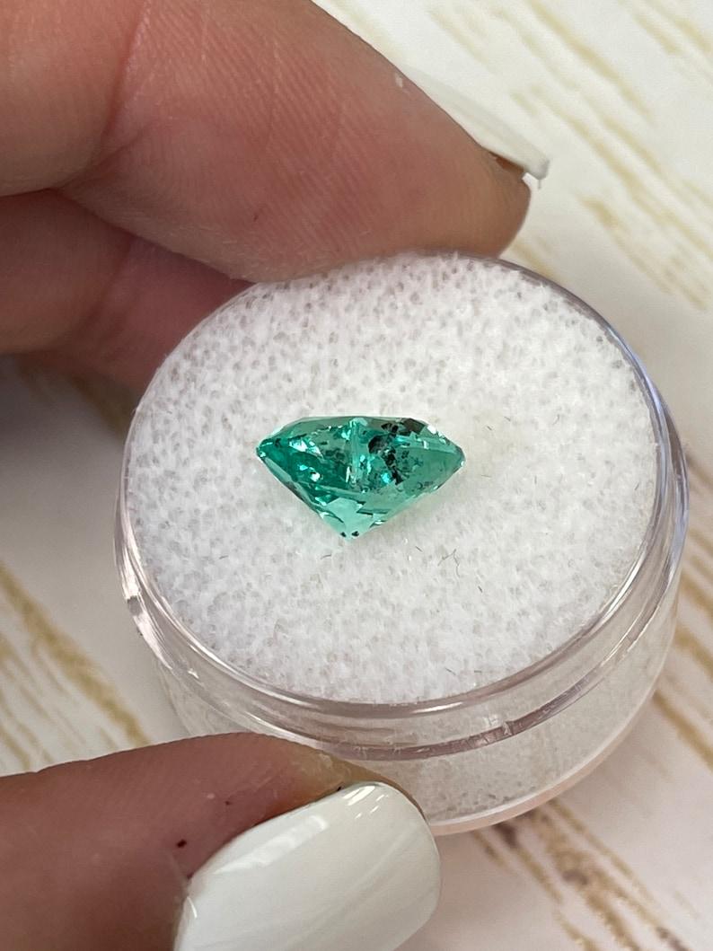 Esmeralda colombiana talla corazón de 2.87 quilates  Piedra Preciosa Lustrosa Verde Claro 9x11 en venta 1