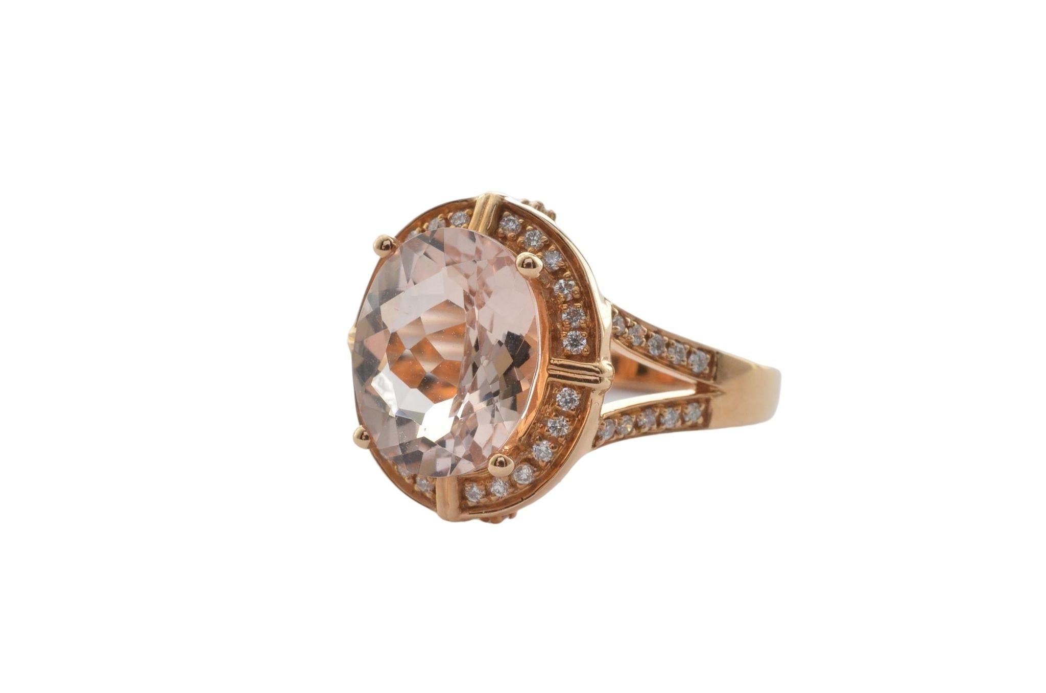 Contemporary 2.87 Carat Morganite and Diamond Ring in 18 Karat Rose Gold For Sale