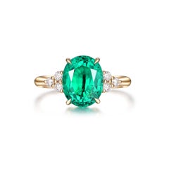 2.87 Carat Oval Emerald and Diamond Cluster Ring in 14 Karat Yellow Gold