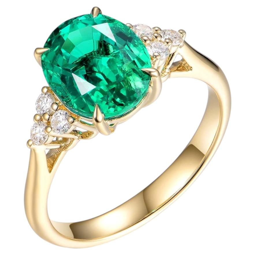 Anillo con esmeralda ovalada y diamantes en racimo de 2,87 quilates, en oro amarillo de 14 quilates