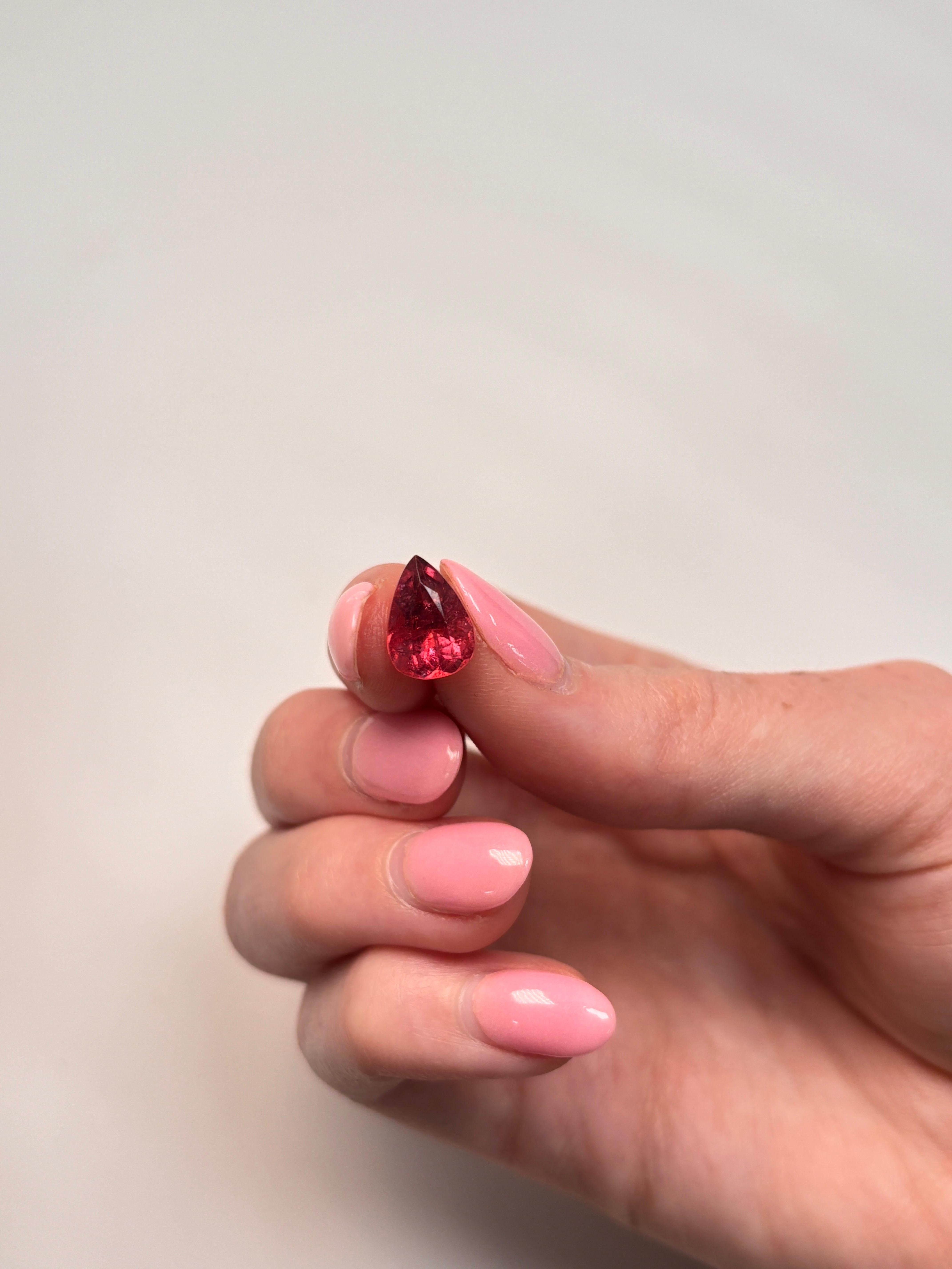 Contemporain 2.87 Carat Pear-Cut Natural Vivid Rosy Pink Tourmaline Loose Gemstone (pierre précieuse en forme de poire) en vente