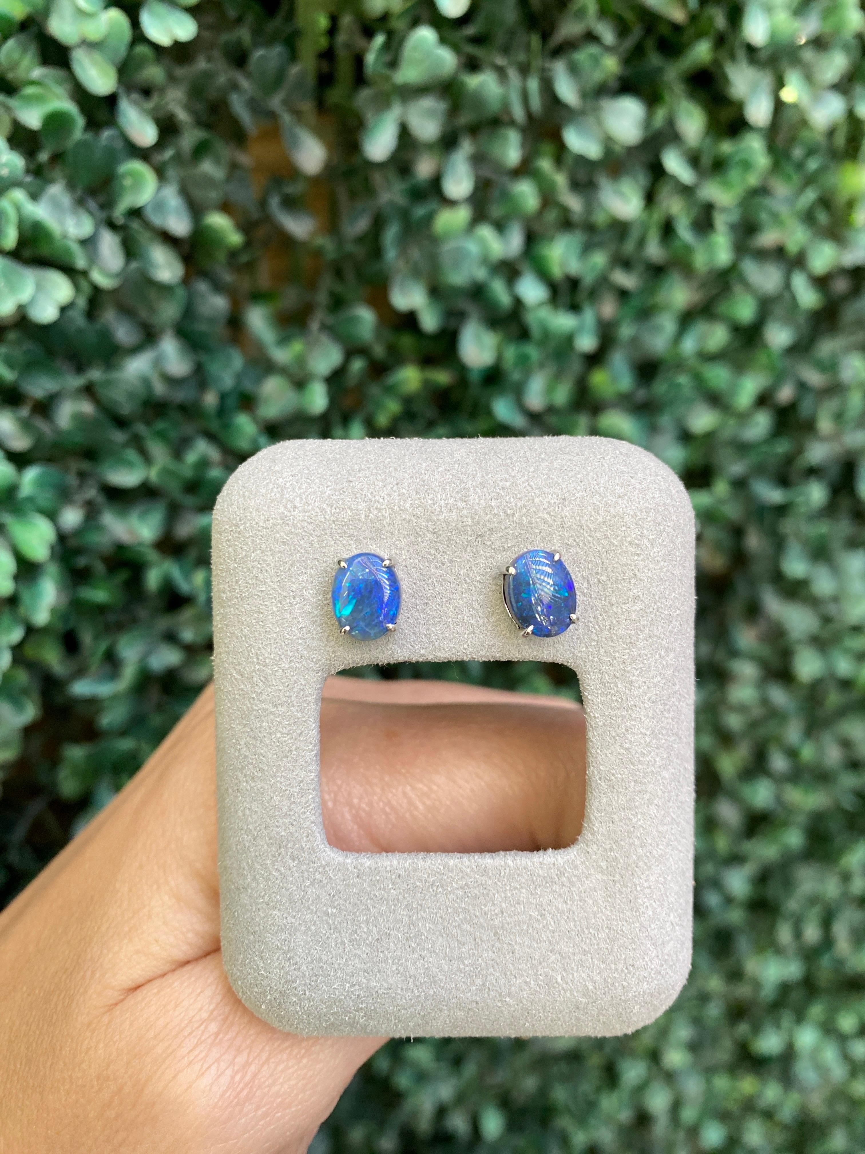 Taille ovale Clous d'oreilles Lightning Ridge en opale de forme ovale d'un poids total de 2,87 carats en vente