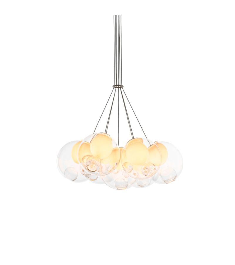 28.7 Lampada a sospensione Cluster di Bocci
Dimensioni: Diametro 49,5 x Altezza 300 cm 
Materiali: vetro soffiato, cavo coassiale metallico intrecciato, componenti elettrici, tettuccio in nichel spazzolato.
Illuminazione: : 1,5w LED o 20w xenon. Non