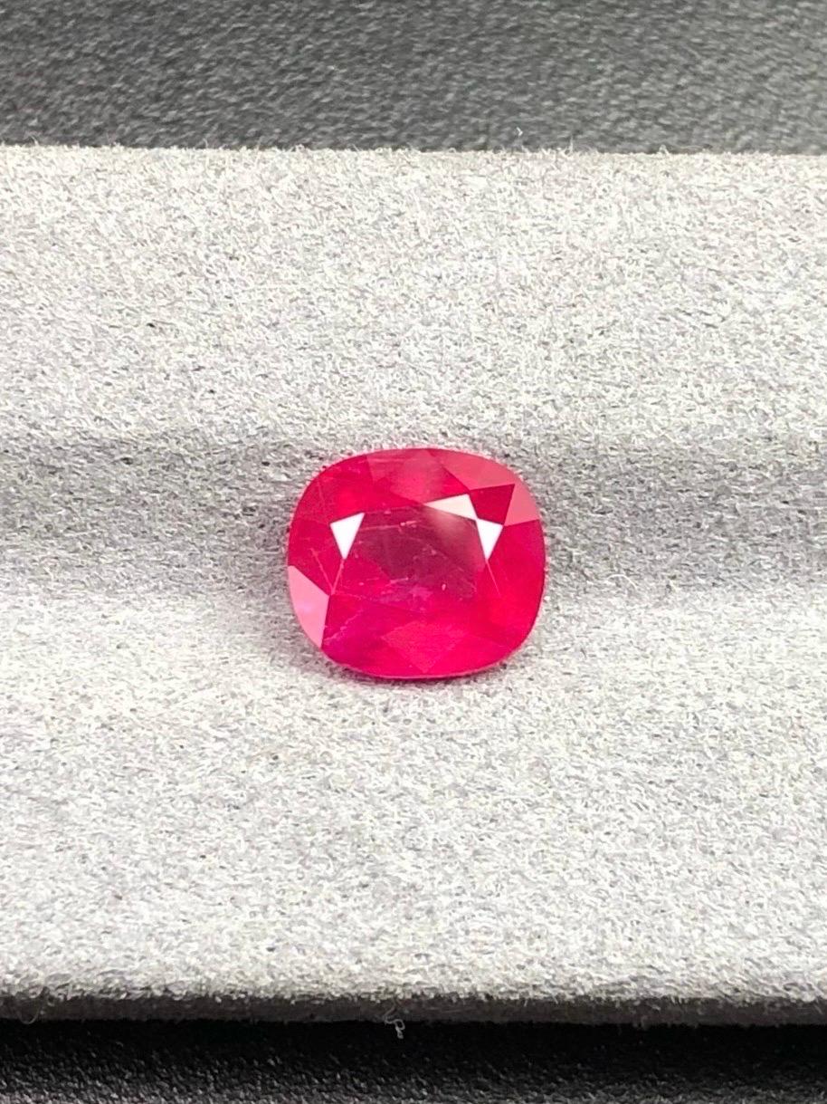 Taille brillant 2.87 Ct  AIGS Certified Natural Ruby Unheated Pigeon blood color eye clean en vente