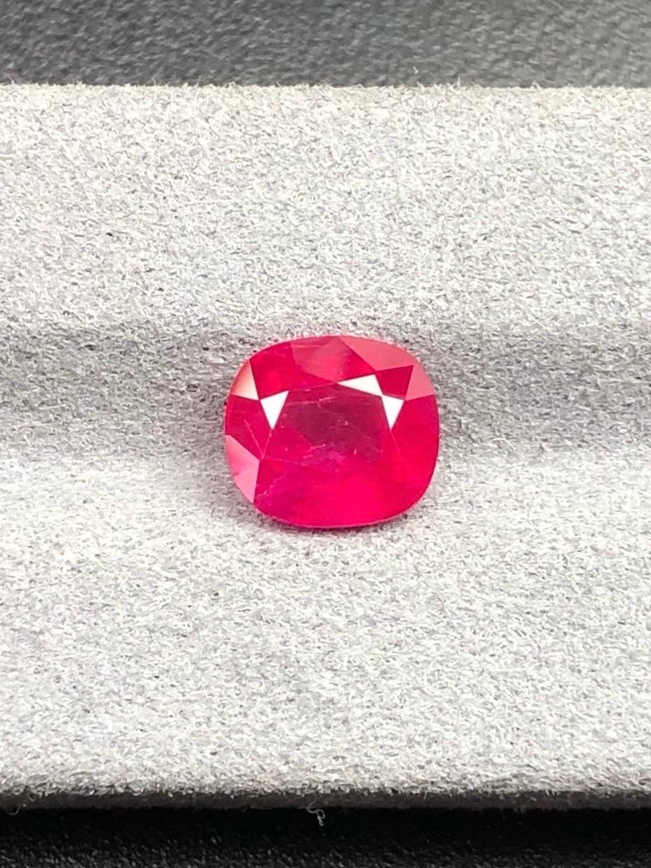 2.87 Ct  AIGS Certified Natural Ruby Unheated Pigeon blood color eye clean en vente 2