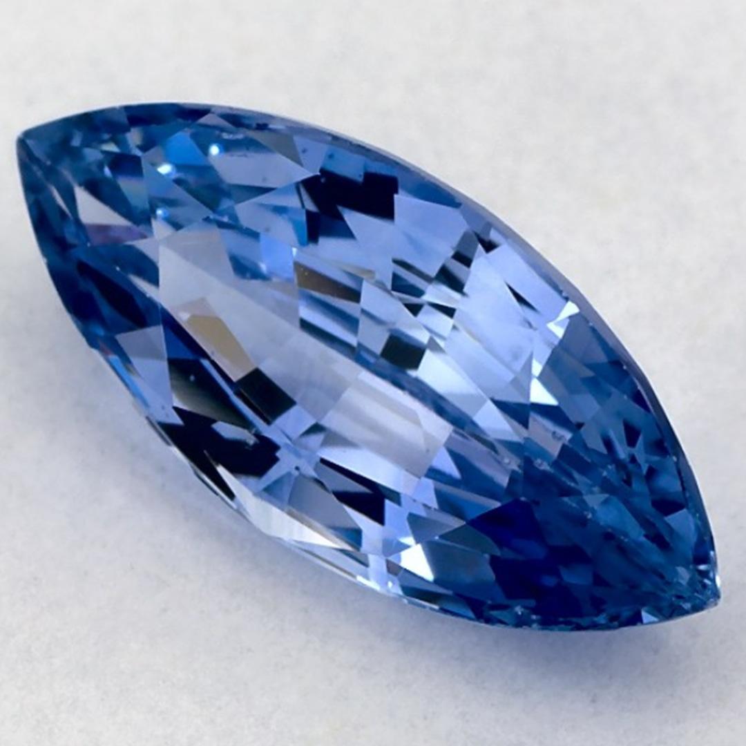 Este zafiro azul natural ofrece elegancia y sofisticación. Con su rica saturación de color y su corte preciso, es la pieza central perfecta para un anillo de compromiso o un diseño de joyería de lujo.

Este zafiro procede de Sri Lanka (Ceilán),