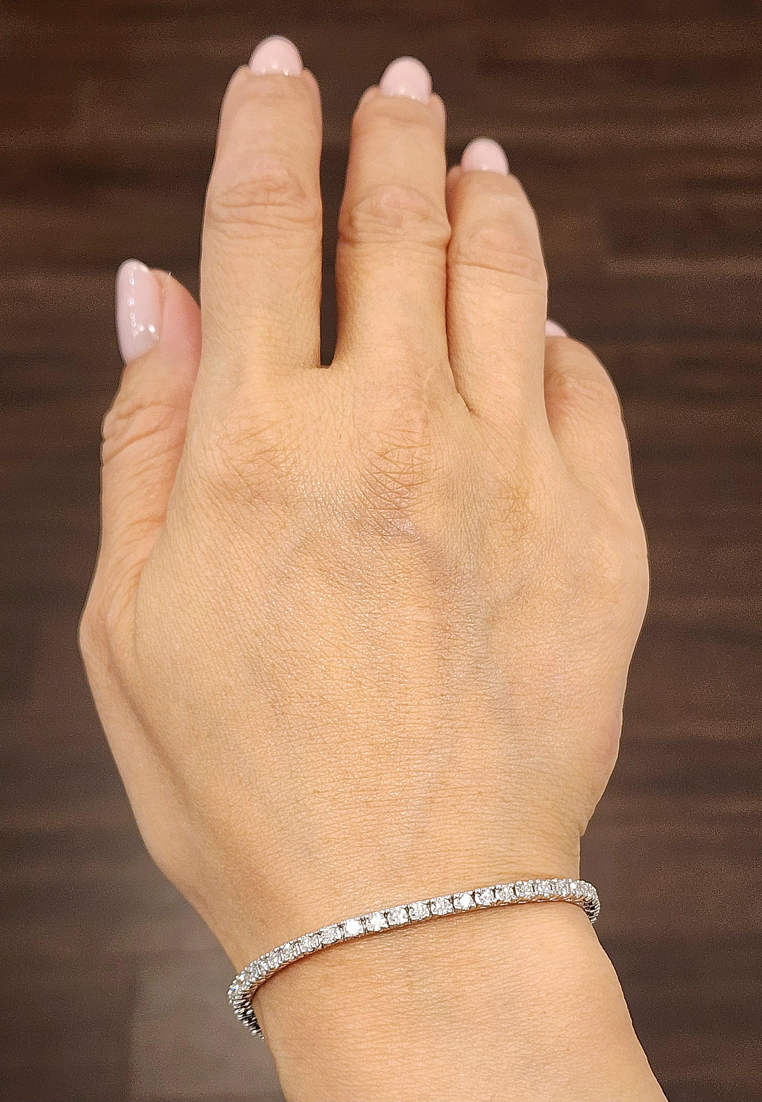 Esta exquisita pulsera de tenis es una auténtica obra maestra. Con diamantes de talla redonda y un peso total en quilates de 2,87, las piedras exhiben un impresionante color blanco F/G y una claridad VS2/SI1. Fabricada en platino, la pulsera mide 15