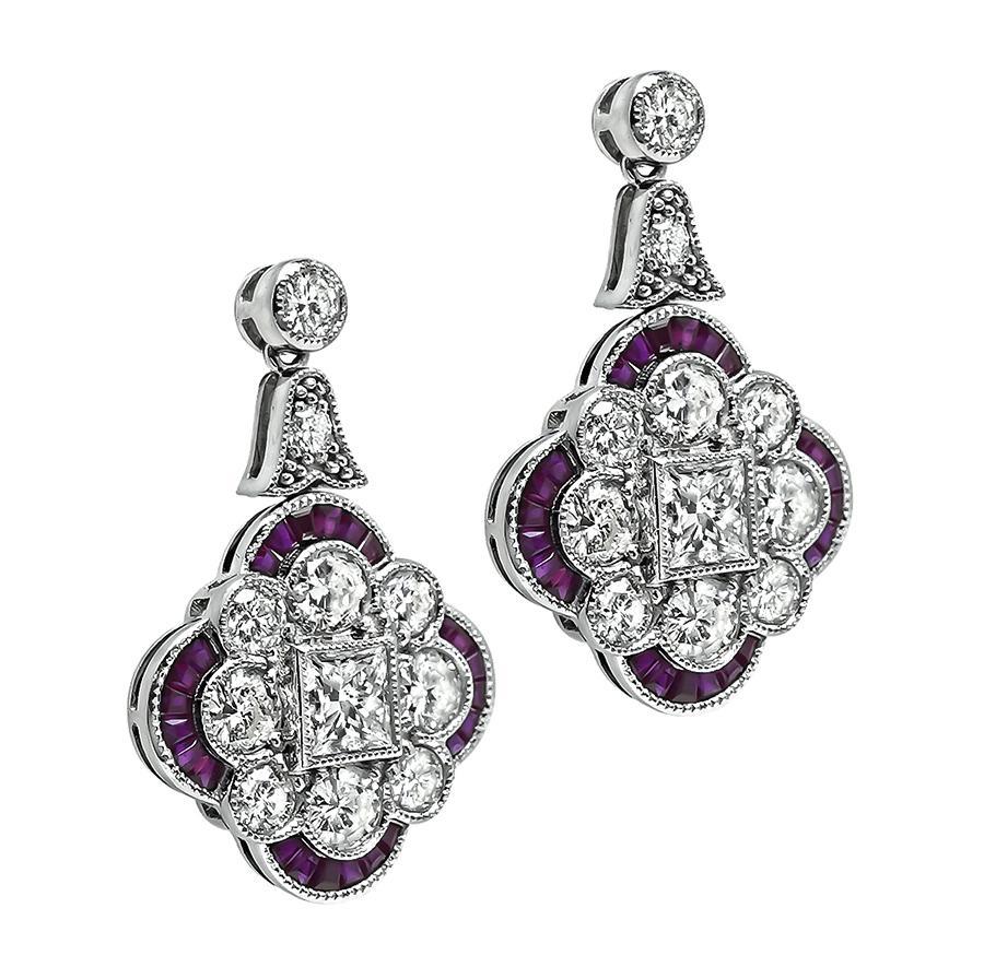 Se trata de un encantador par de pendientes de platino. Los pendientes llevan brillantes diamantes de talla princesa y redonda que pesan aproximadamente 2,87 ct. El color de estos diamantes es G-H con claridad SI1. Los diamantes están acentuados por