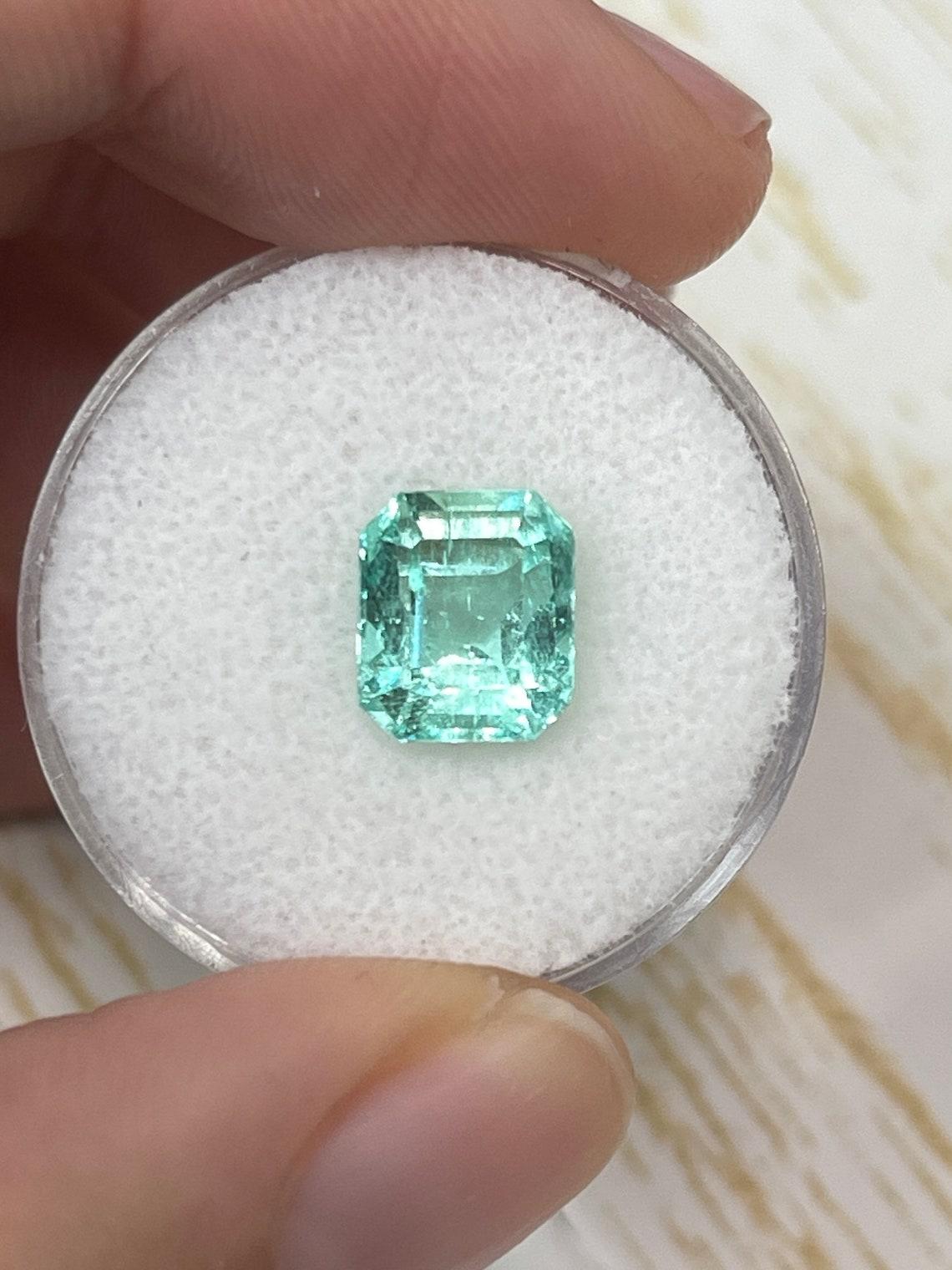 A. Stone: Smeraldo
Peso: 2,87 carati
Forma: Taglio smeraldo
Chiarezza: Trasparente
Lucentezza: Eccellente
Colore: Verde chiaro
Misure: 9,0 mm x 7,63 mm x 6,19 mm
Origine geografica: Colombia
Trattamento: Naturale, oliatura

Commenti: A causa delle