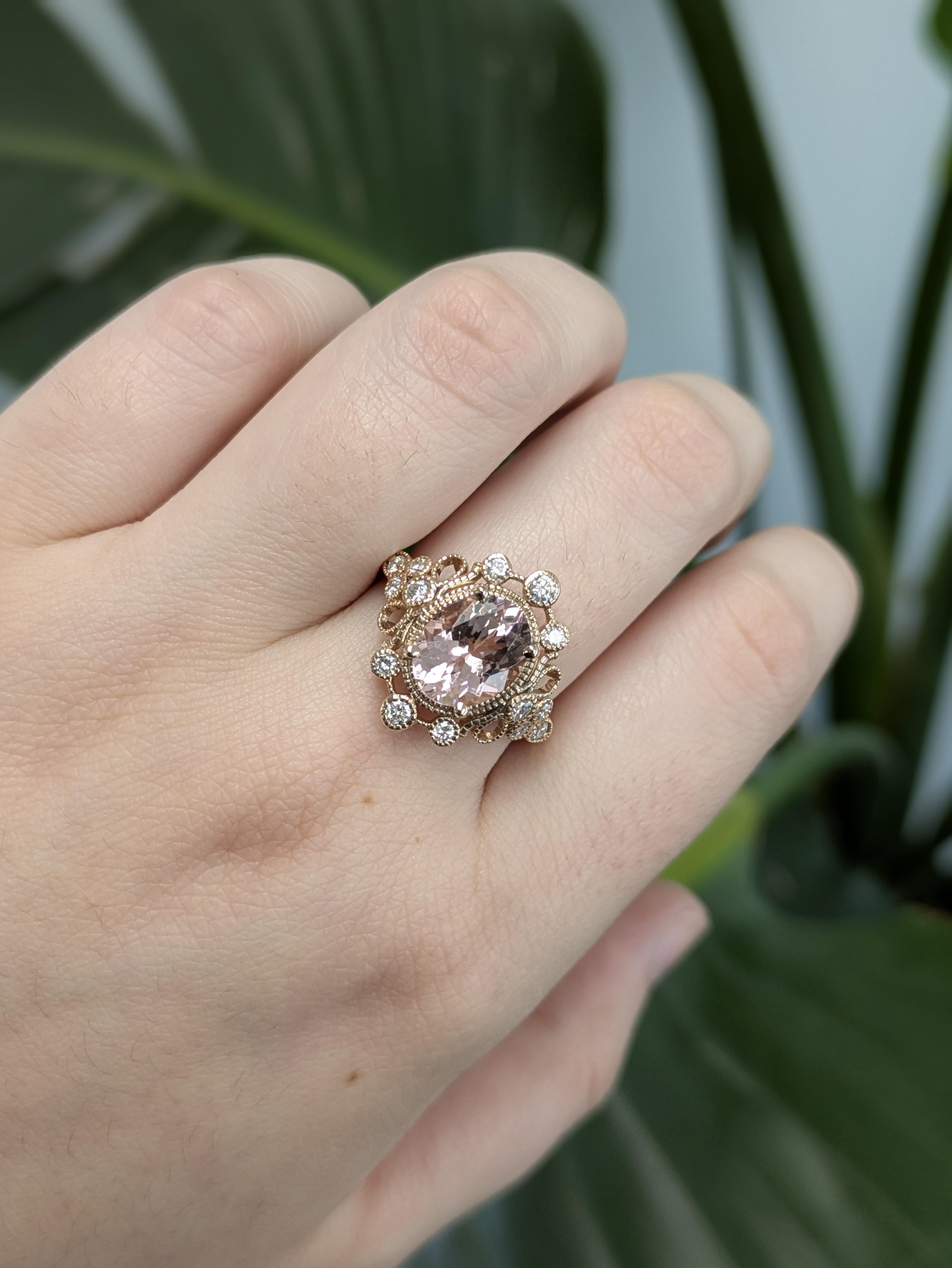 Este elegante anillo incluye una impresionante Morganita Cor de Rosa ovalada de 2,87 quilates procedente de Brasil, que mide 10x8 mm y ha sido expertamente tratada térmicamente para realzar su delicado tono rosa rubor. Engastada en oro de 14