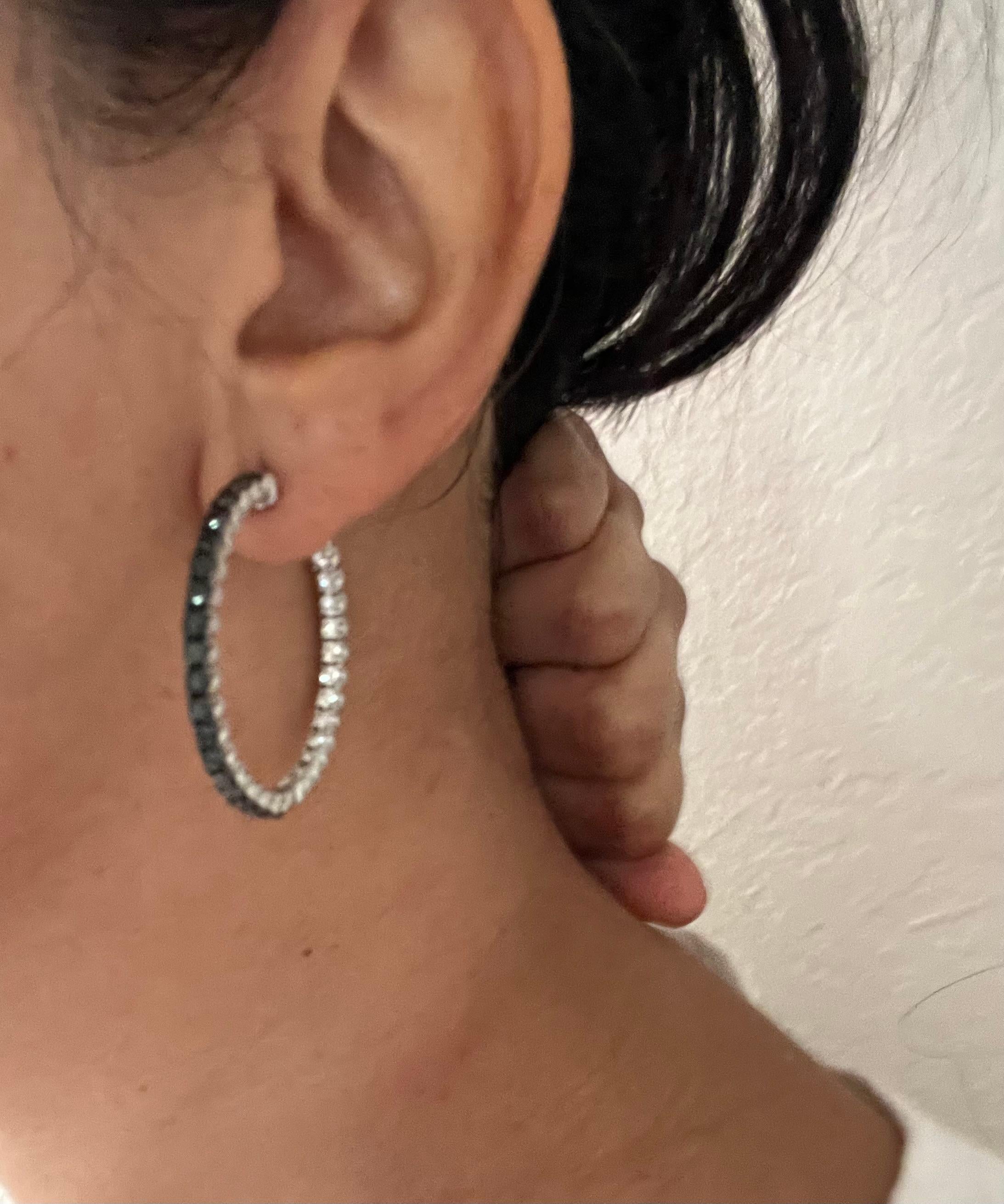 Orecchini a cerchio in oro bianco con diamante nero da 2,88 carati e diamante bianco Inside Out in vendita 4