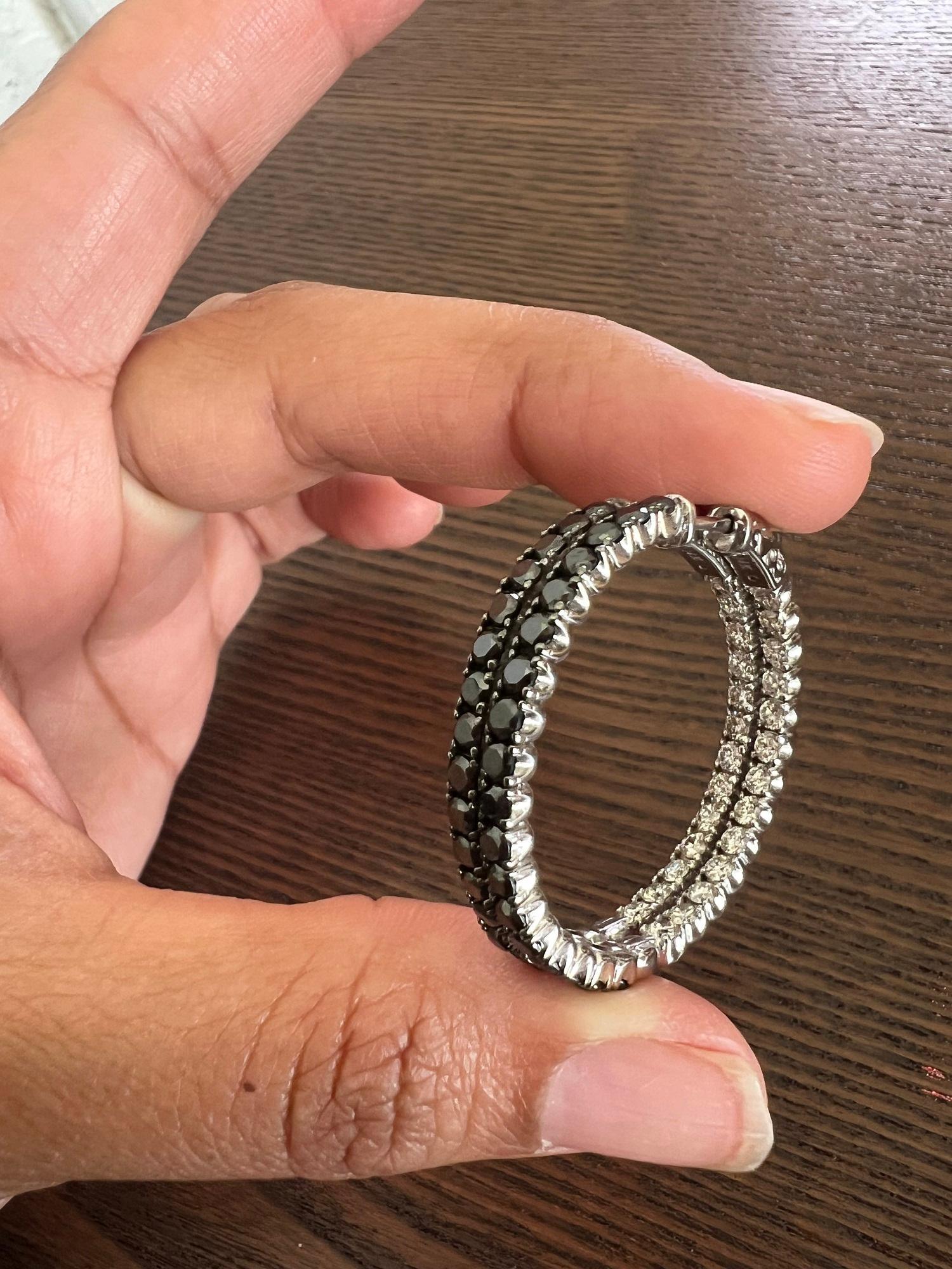 Orecchini a cerchio in oro bianco con diamante nero da 2,88 carati e diamante bianco Inside Out In condizioni Nuovo in vendita a Los Angeles, CA