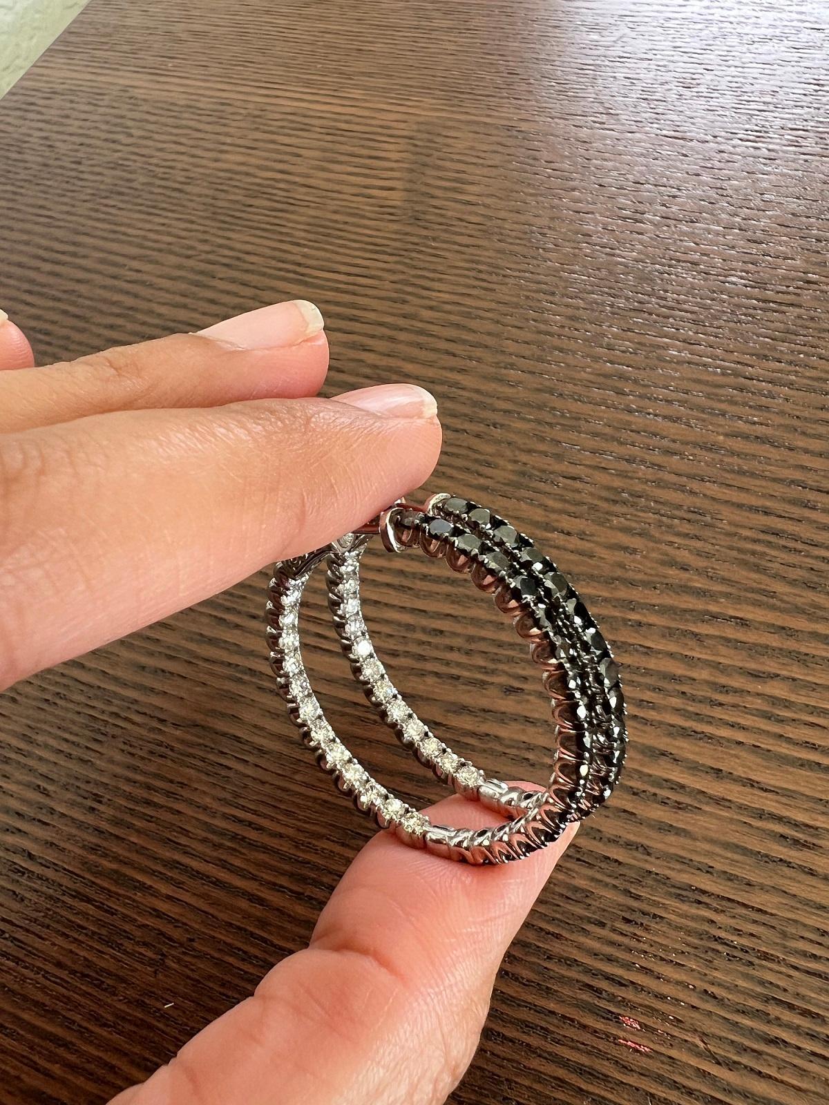 Donna Orecchini a cerchio in oro bianco con diamante nero da 2,88 carati e diamante bianco Inside Out in vendita