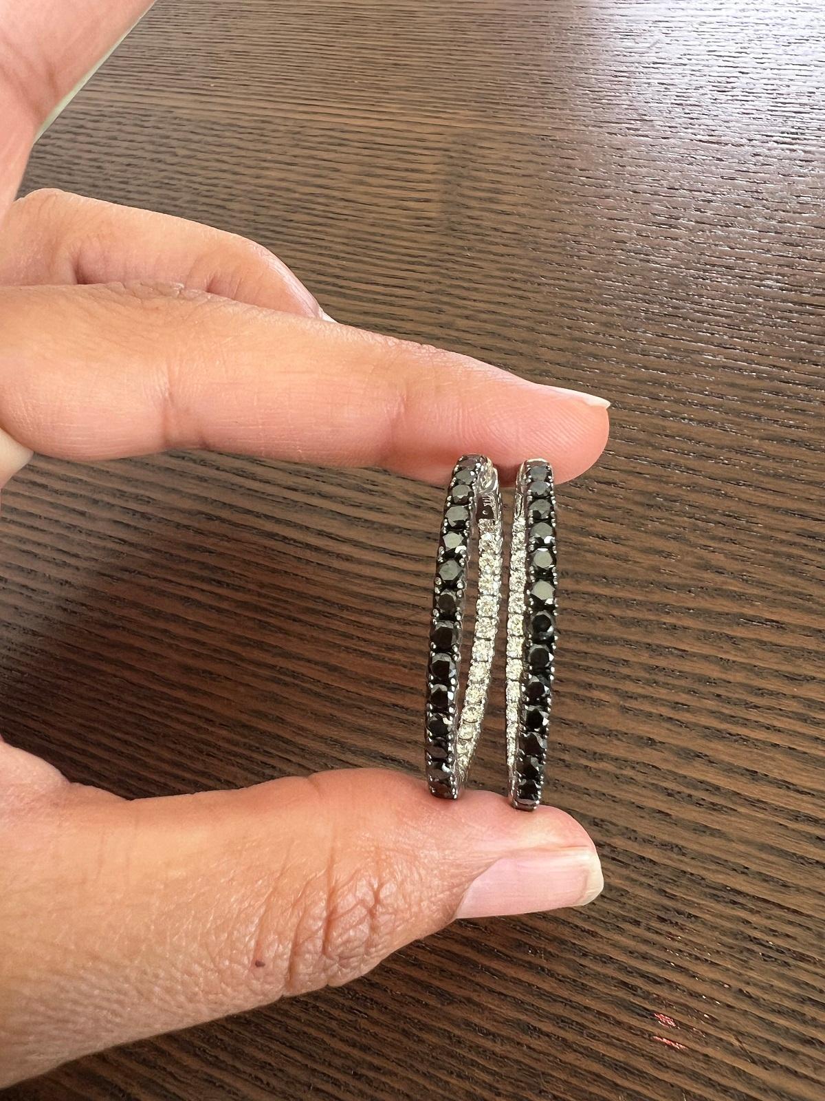 Orecchini a cerchio in oro bianco con diamante nero da 2,88 carati e diamante bianco Inside Out in vendita 1