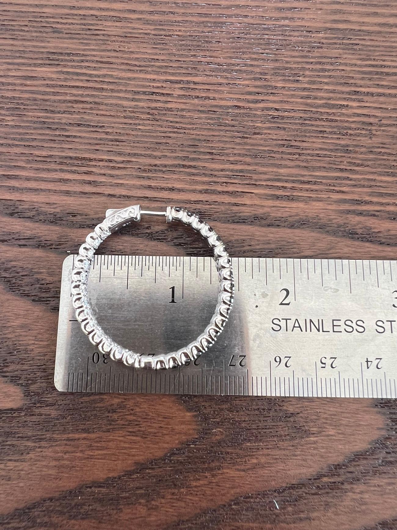 Orecchini a cerchio in oro bianco con diamante nero da 2,88 carati e diamante bianco Inside Out in vendita 2