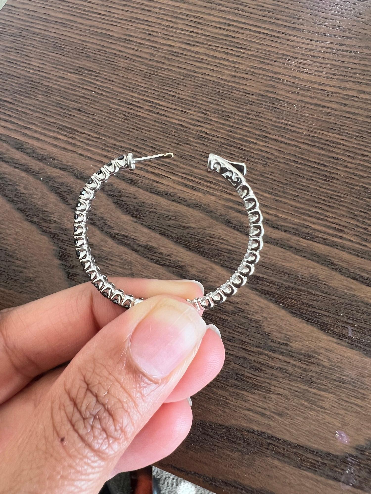 Orecchini a cerchio in oro bianco con diamante nero da 2,88 carati e diamante bianco Inside Out in vendita 3