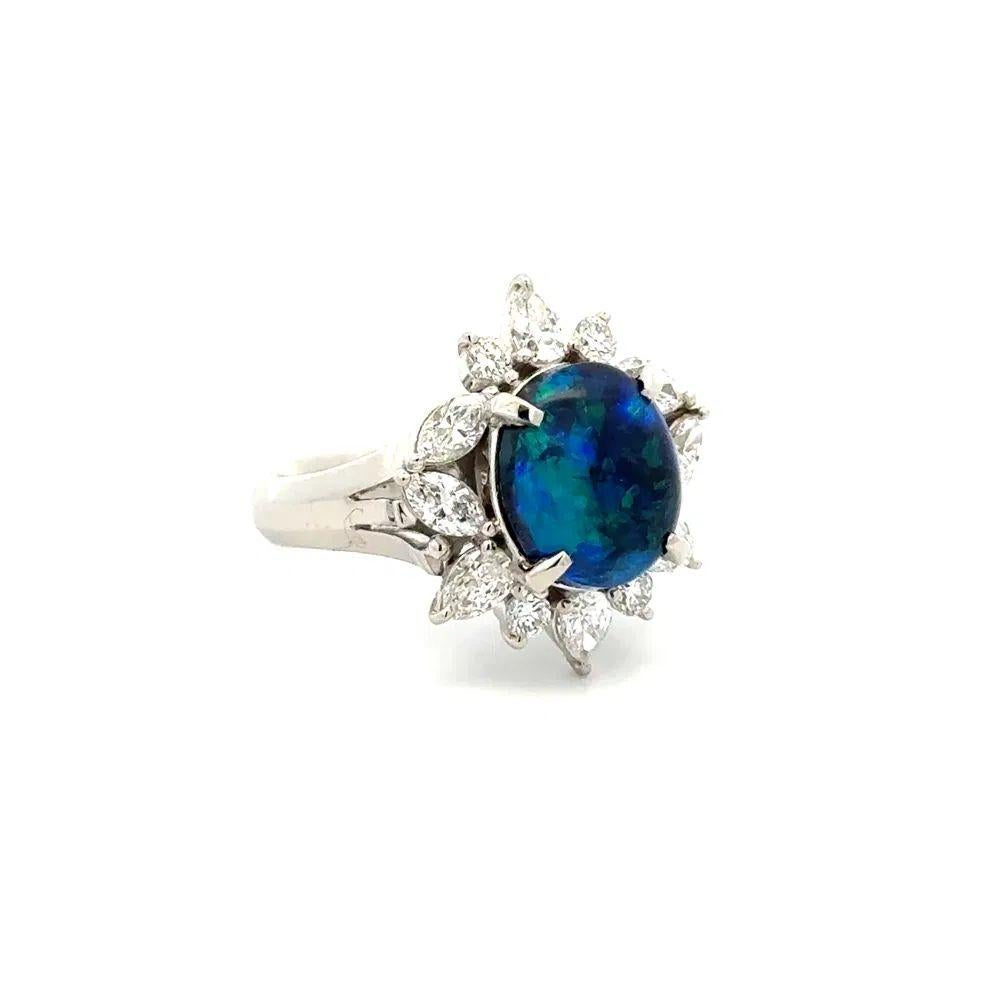 Magnifique ! Bague de cocktail en platine vintage avec opale noire et diamant, finement détaillée. Au centre, une opale noire de 2.88 carats sertie à la main. Entouré de diamants marquis et de diamants ronds de taille brillant, pesant environ