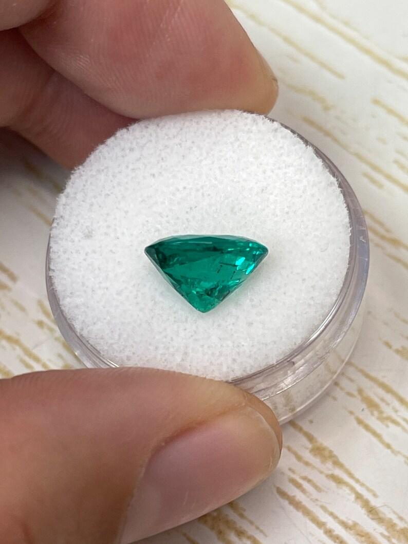 Women's 2.88 Carat GIA Certified 11x8 AAA+ MUZO Green Oval Colombian Emerald Gemstone For Sale